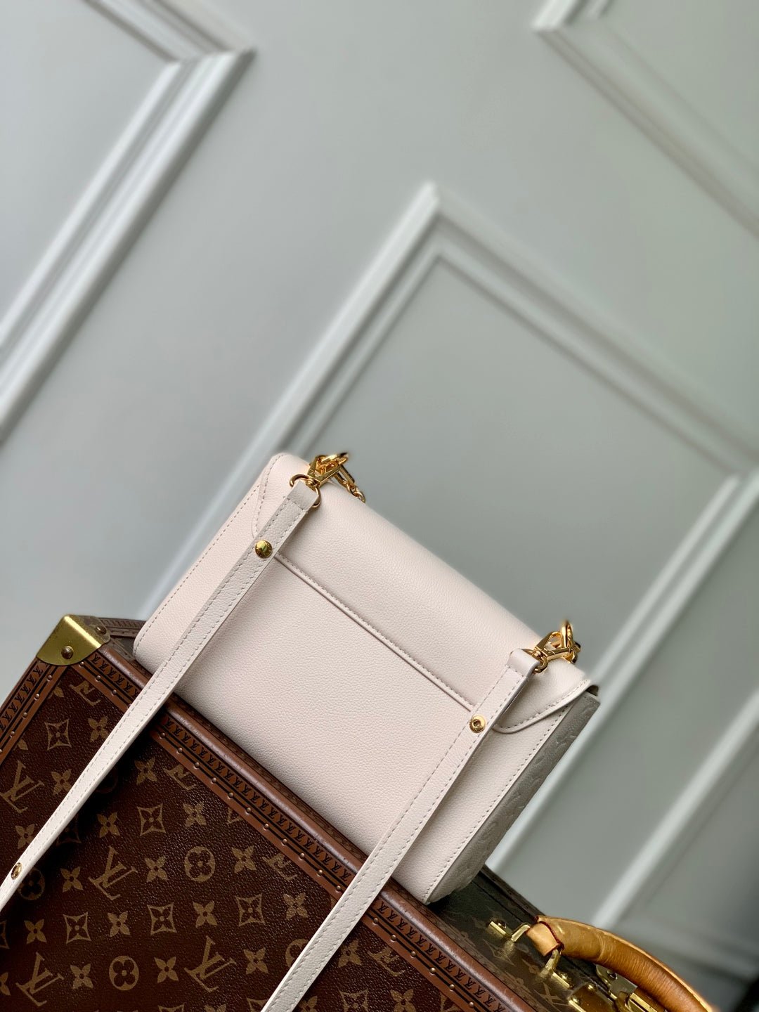 {Style No: UC5LFYYU} TWIST SLIM 19 IN LIGHT PINK TAURILLON CALFSKIN GOLD HARDWARE - Image 4