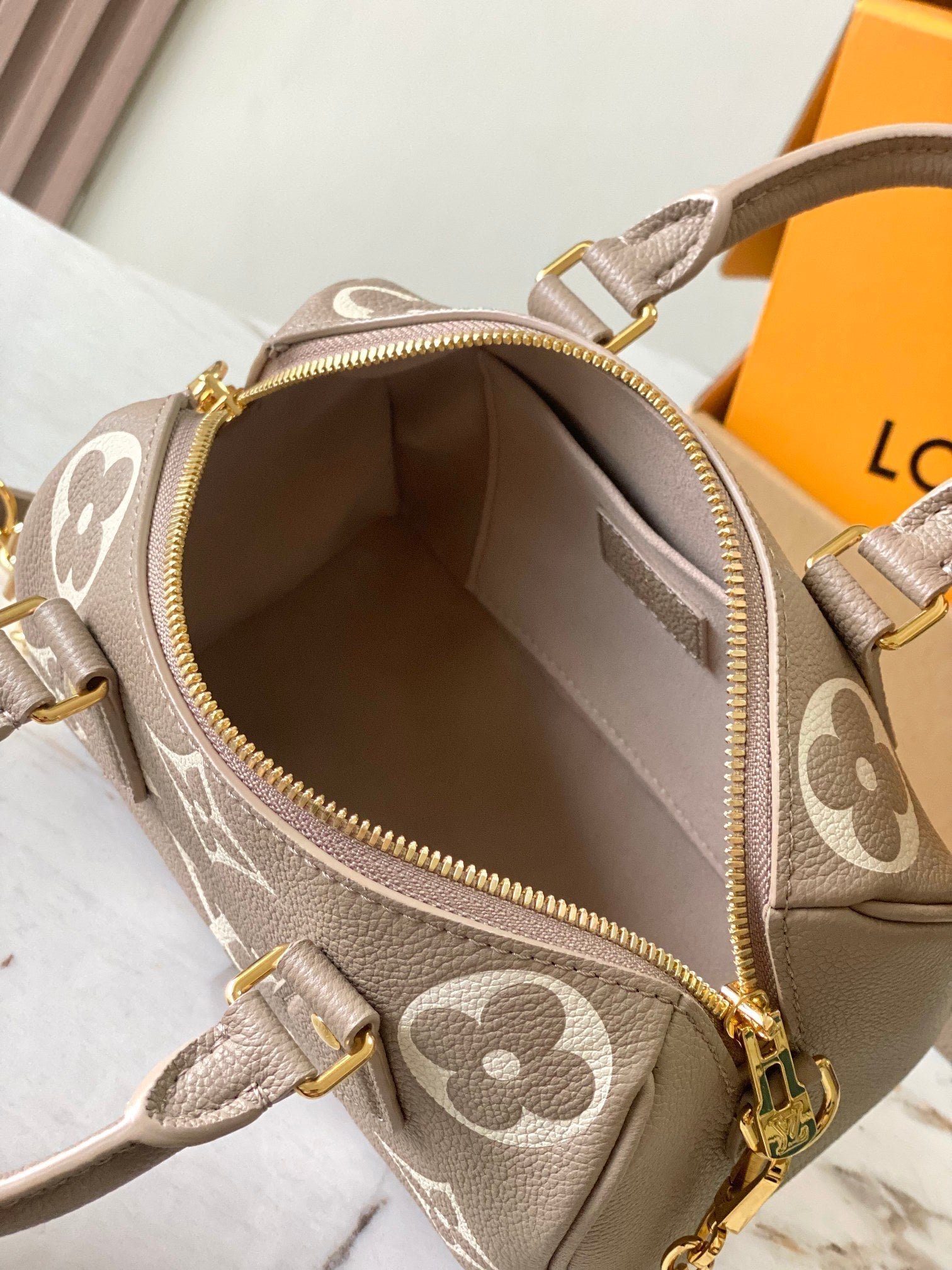 {Style No: 4IEIPXB7} SPEEDY BANDOULIÈRE 20 IN TAUPE BROWN AND WHITE MONOGRAM EMPREINTE LEATHER - Image 6