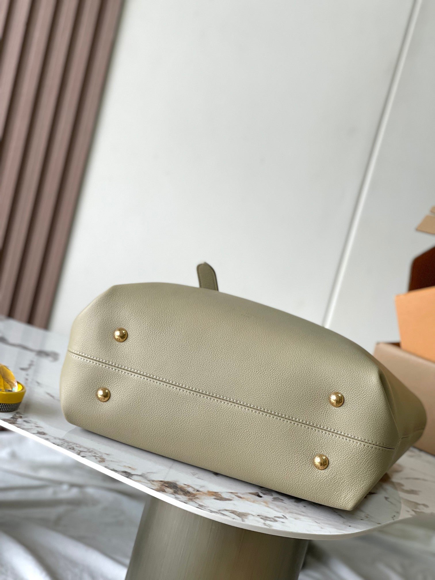 {Style No: NJQCCASL} LOW KEY CABAS 47 IN BEIGE GRAINED CALFSKIN GOLD BUCKLE - Image 4