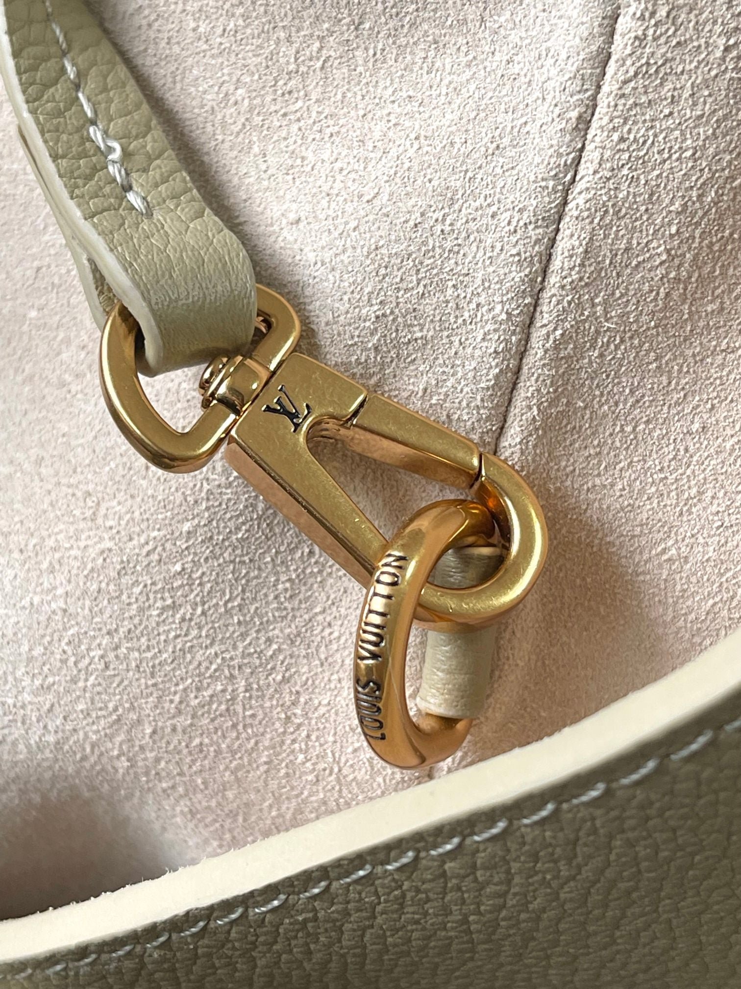 {Style No: NJQCCASL} LOW KEY CABAS 47 IN BEIGE GRAINED CALFSKIN GOLD BUCKLE - Image 5