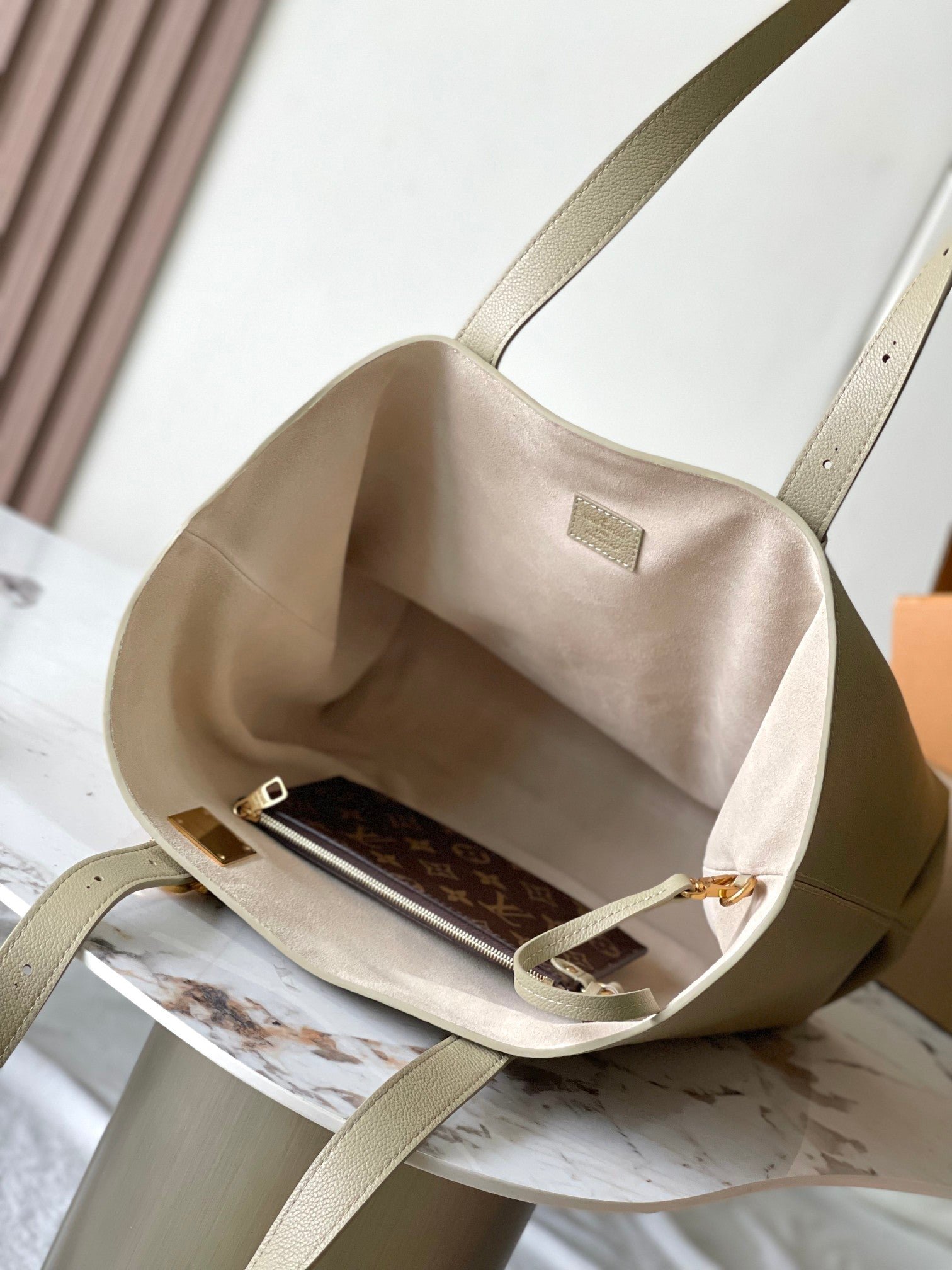 {Style No: NJQCCASL} LOW KEY CABAS 47 IN BEIGE GRAINED CALFSKIN GOLD BUCKLE - Image 7