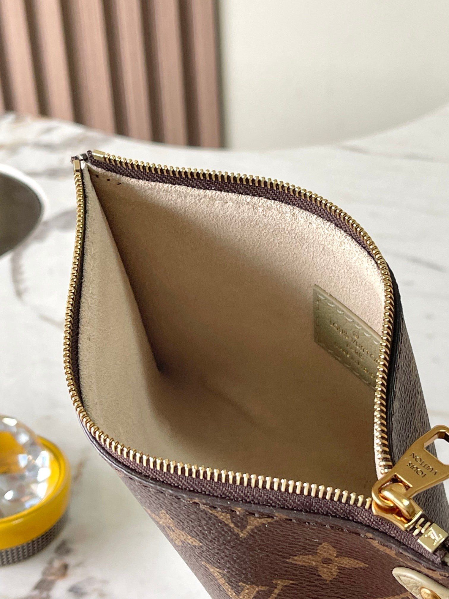 {Style No: NJQCCASL} LOW KEY CABAS 47 IN BEIGE GRAINED CALFSKIN GOLD BUCKLE - Image 8