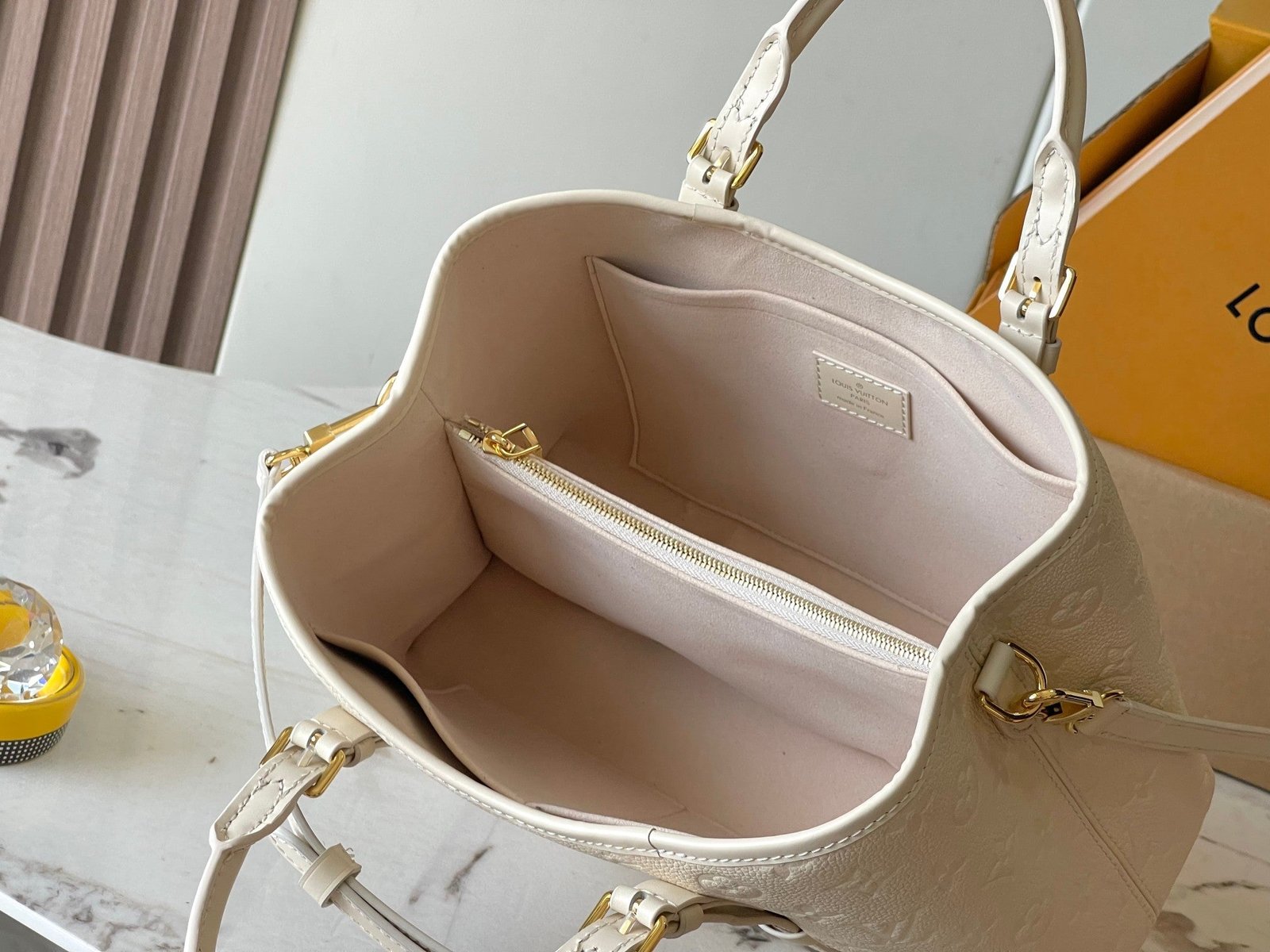 {Style No: OL4OALFU} BABYLONE TOTE 31 IN WHITE MONOGRAM EMPREINTE LEATHER - Image 8