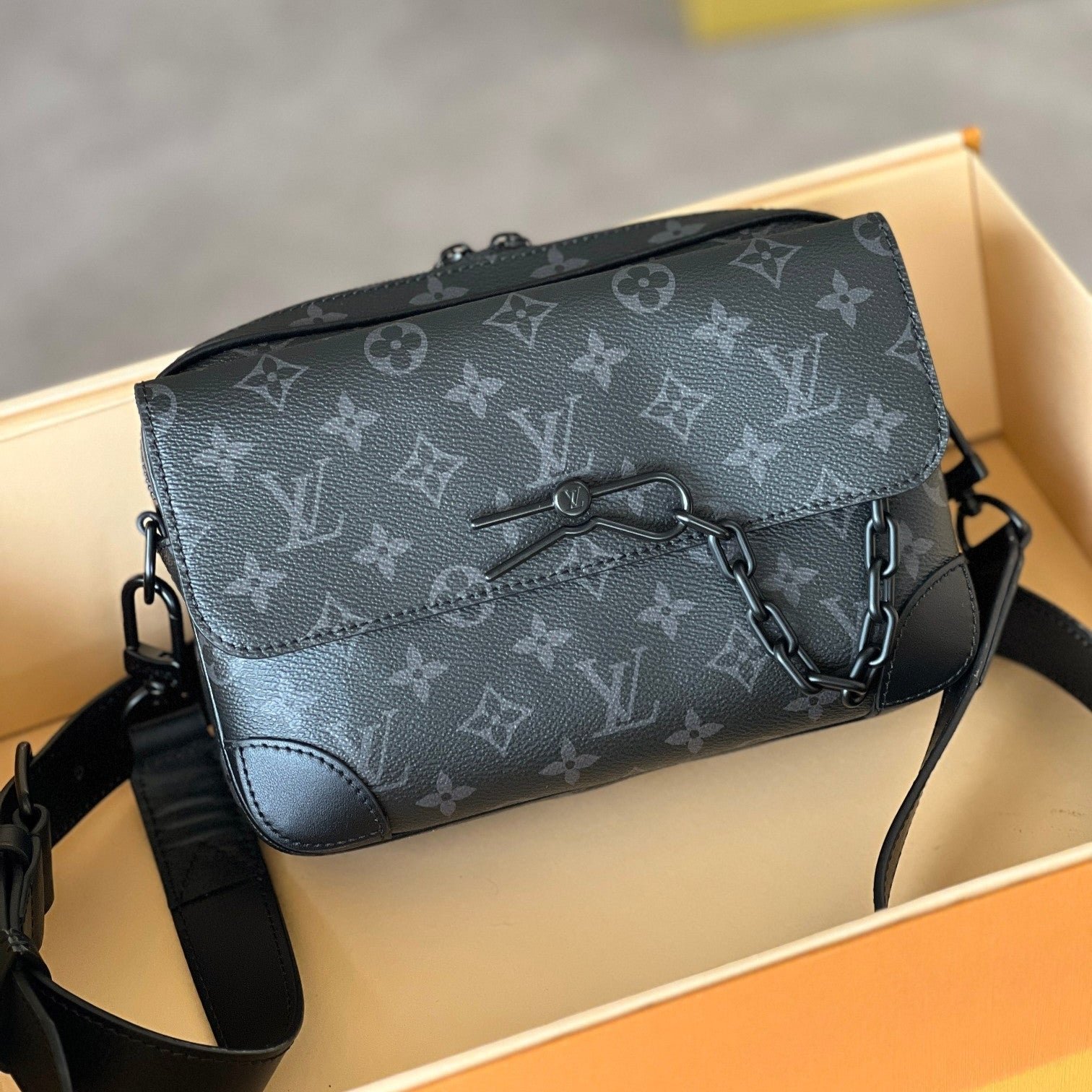 {Style No: RWEWL2WG} STEAMER 24 IN BLACK MONOGRAM ECLIPSE CANVAS