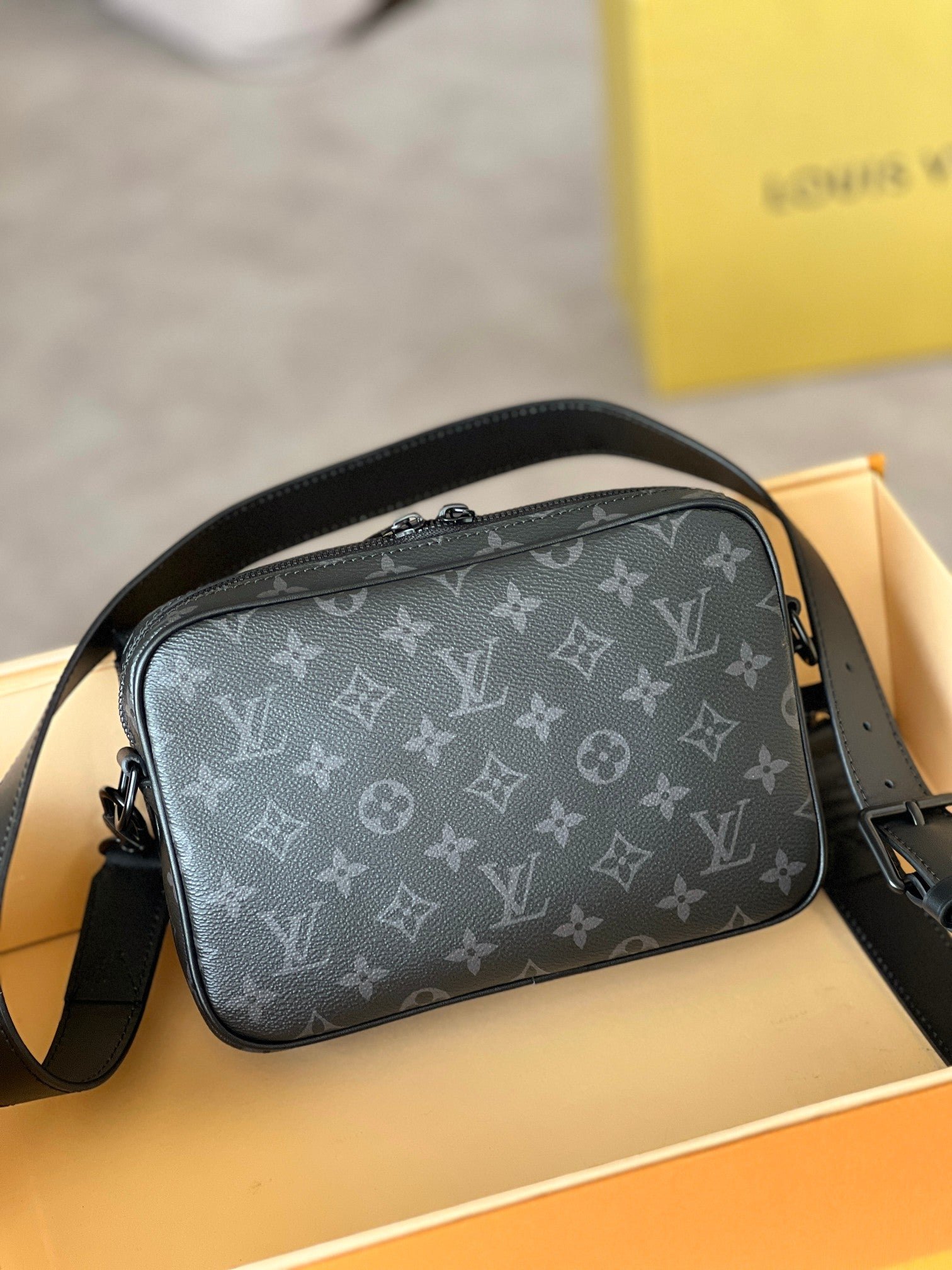 {Style No: RWEWL2WG} STEAMER 24 IN BLACK MONOGRAM ECLIPSE CANVAS - Image 2