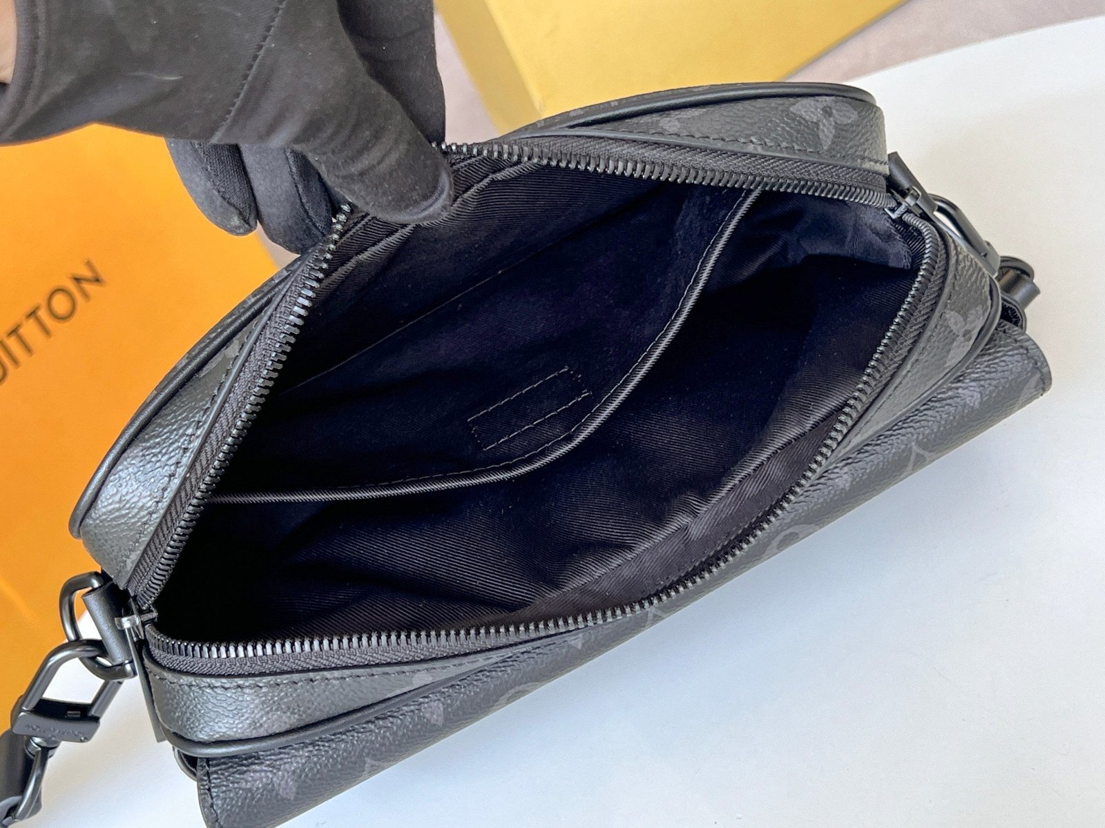 {Style No: RWEWL2WG} STEAMER 24 IN BLACK MONOGRAM ECLIPSE CANVAS - Image 4