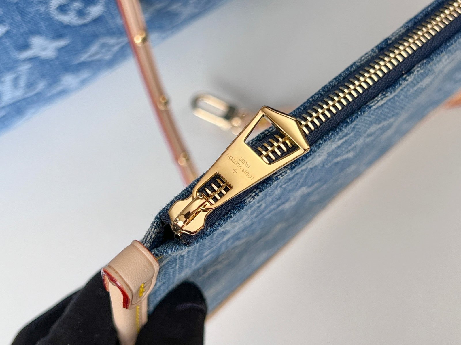 {Style No: AAICS6NV} LV 25S CARRYALL 39 IN BLUE DENIM MONOGRAM LEATHER TRIM - Image 7