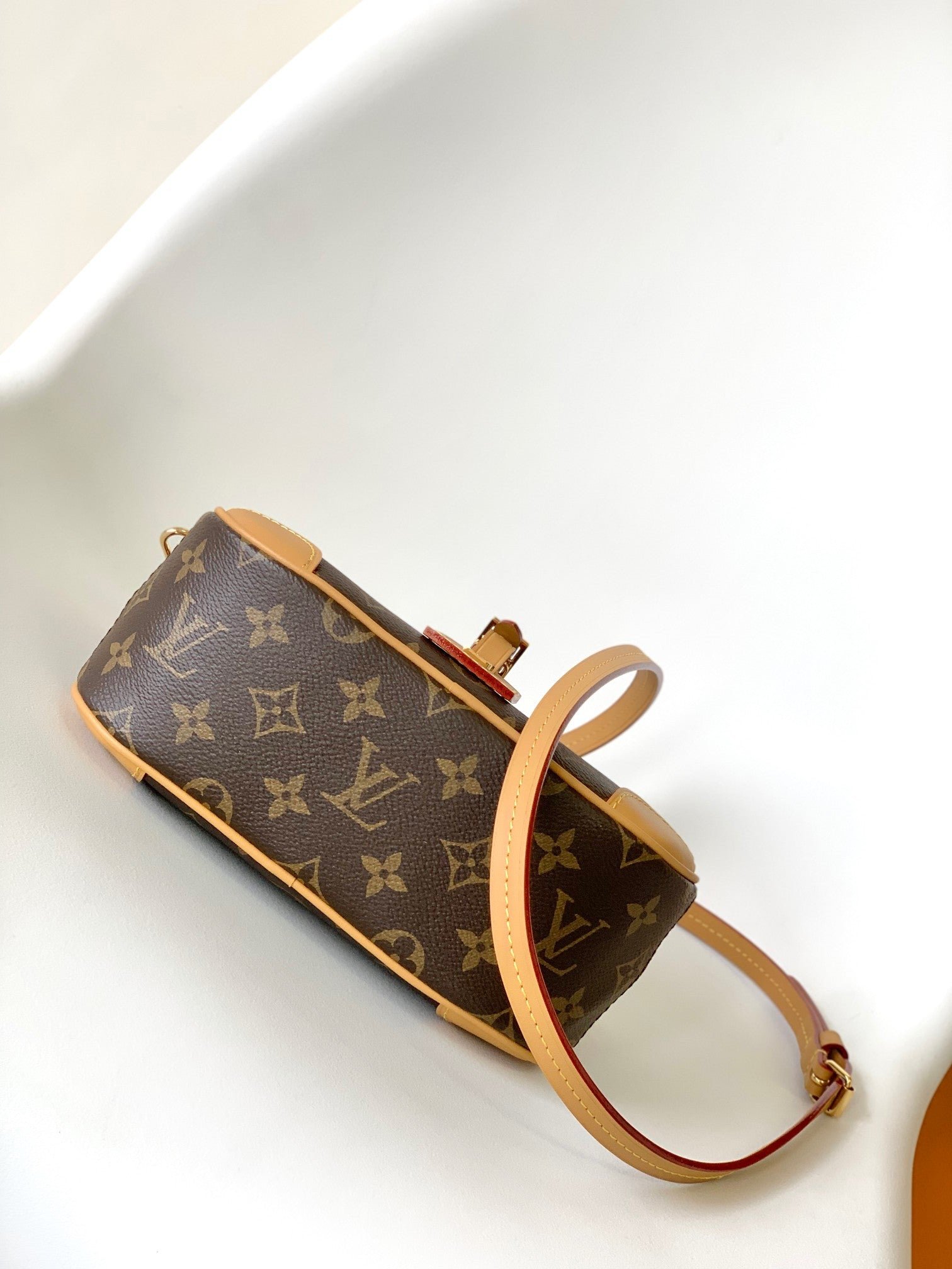 {Style No: C8UHWK2Z} DEAUVILLIE MINI 22 MONOGRAM CANVAS BROWN - Image 3