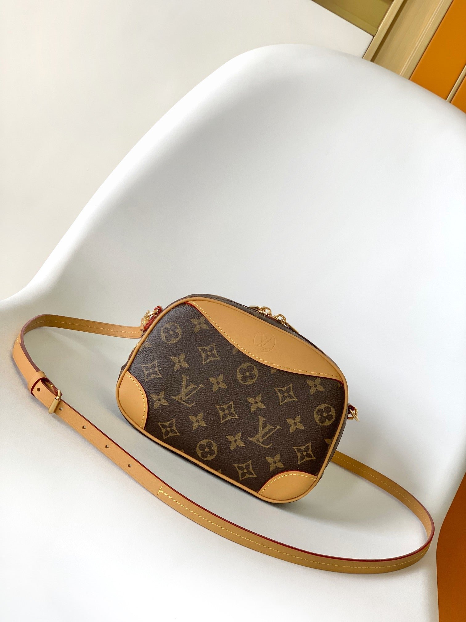 {Style No: C8UHWK2Z} DEAUVILLIE MINI 22 MONOGRAM CANVAS BROWN - Image 4