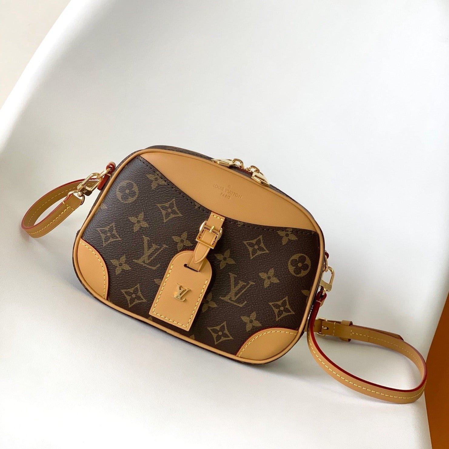 {Style No: C8UHWK2Z} DEAUVILLIE MINI 22 MONOGRAM CANVAS BROWN
