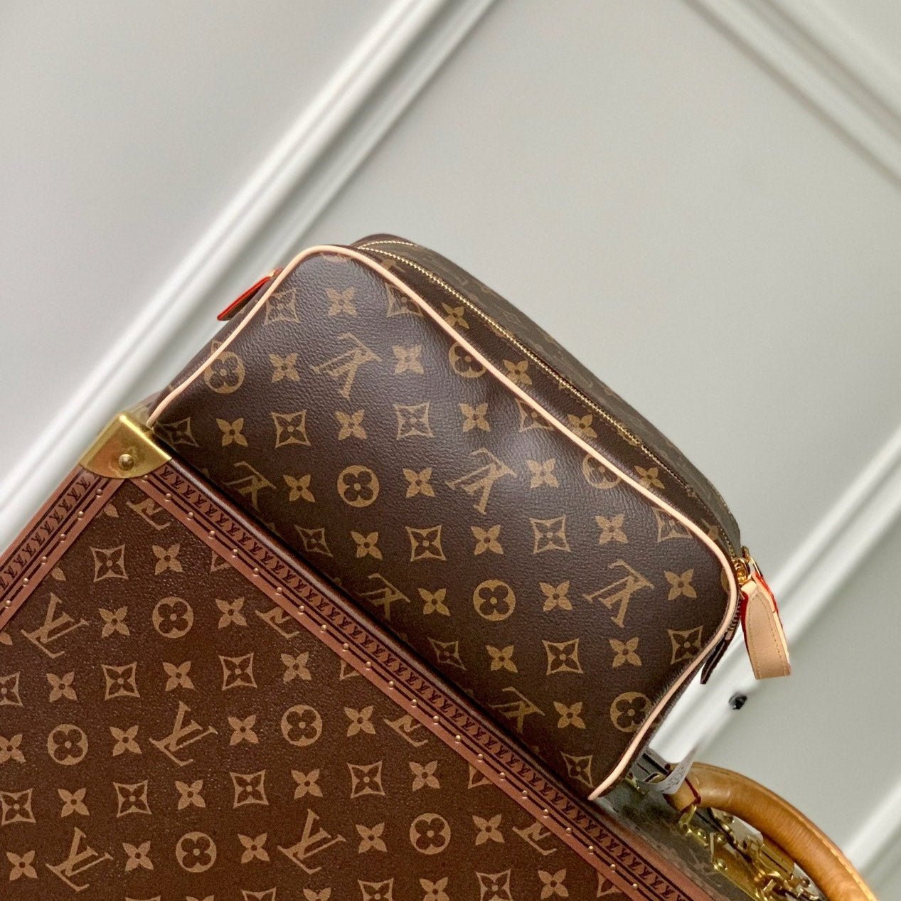 {Style No: HLQMWMDI} DOPP KIT 28 IN BROWN MONOGRAM CANVAS