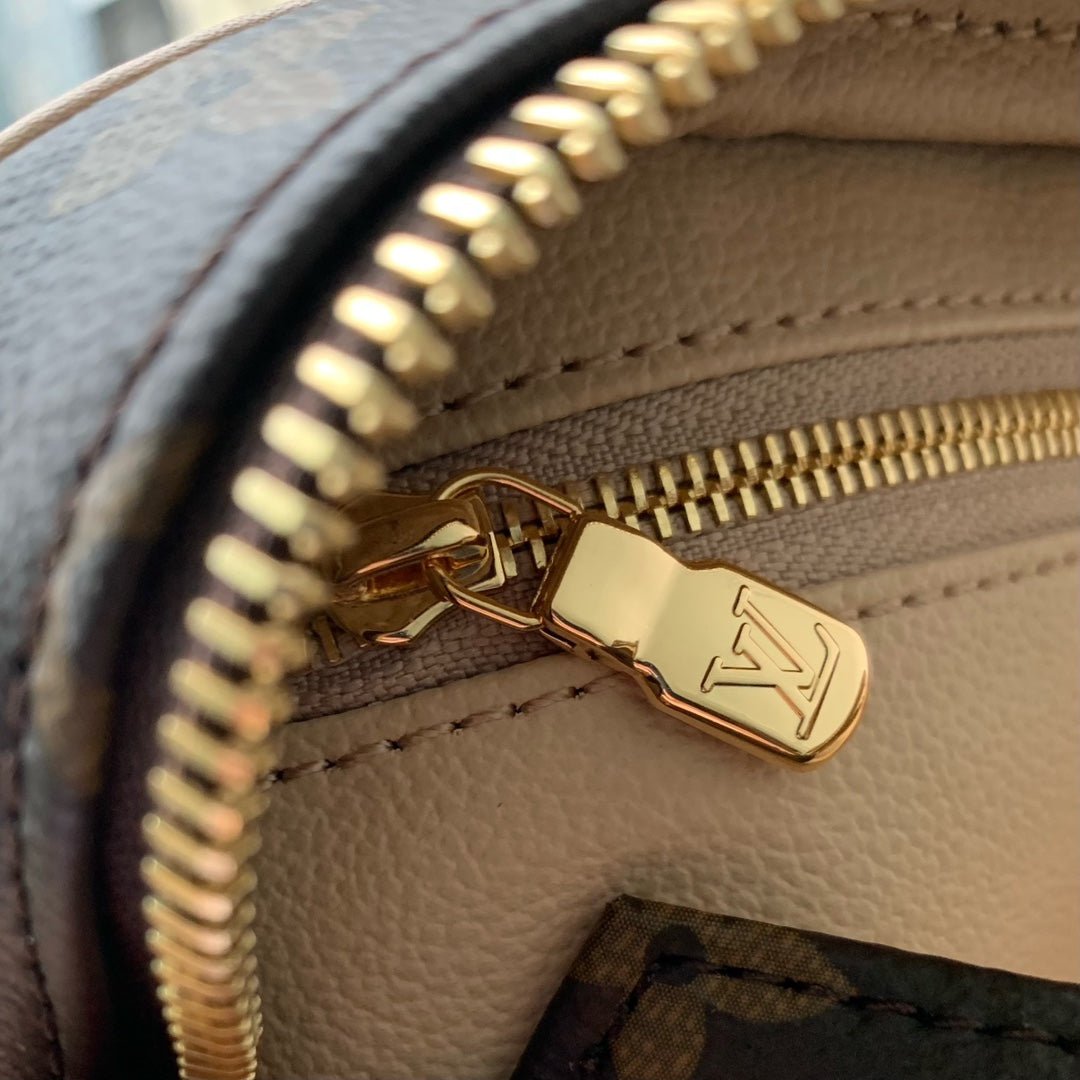 {Style No: HLQMWMDI} DOPP KIT 28 IN BROWN MONOGRAM CANVAS - Image 3