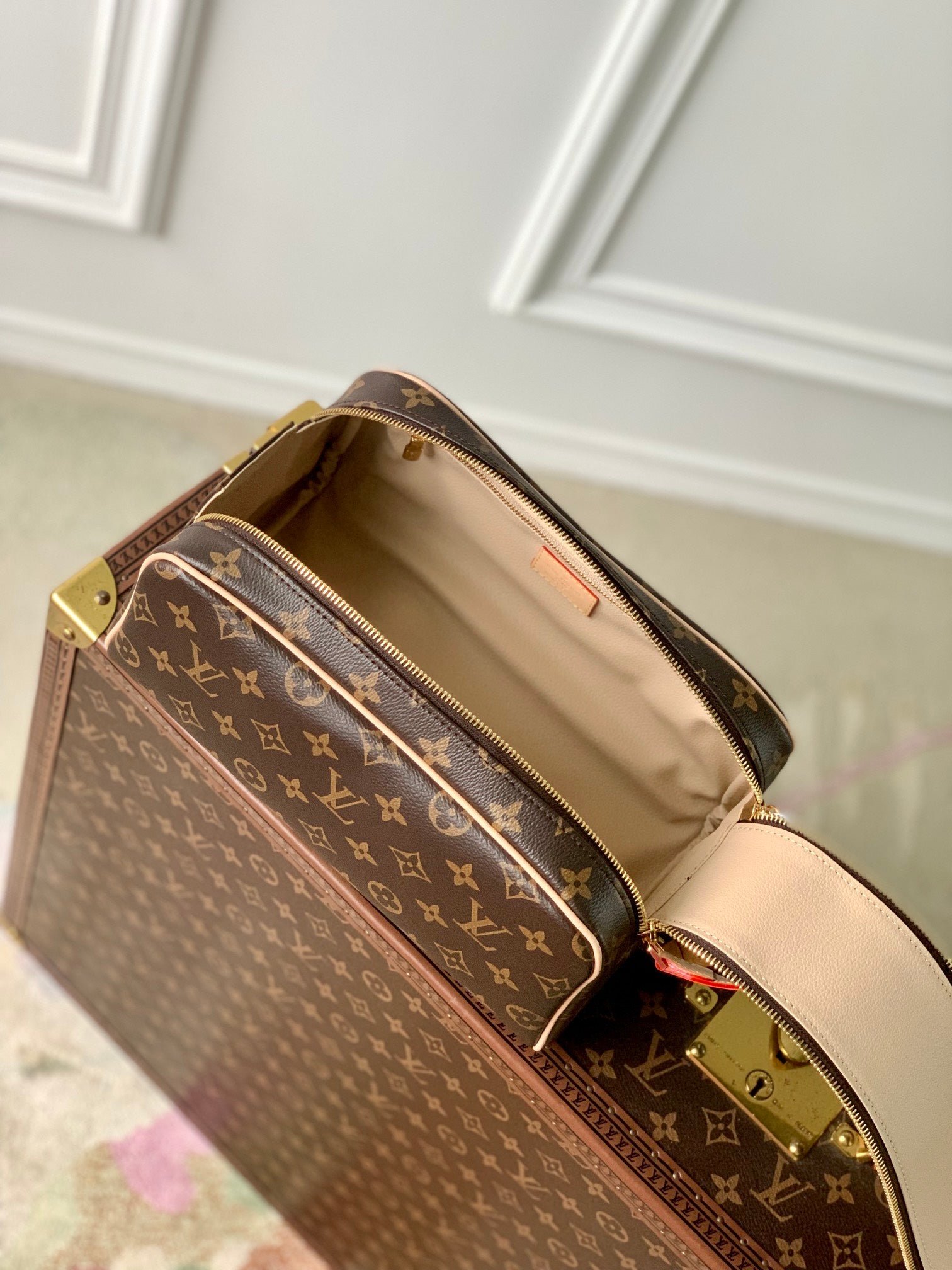 {Style No: HLQMWMDI} DOPP KIT 28 IN BROWN MONOGRAM CANVAS - Image 5