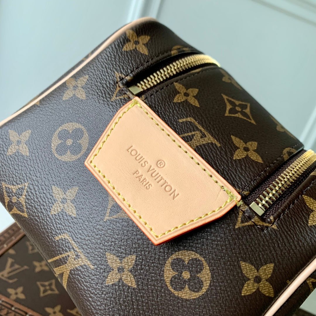 {Style No: HLQMWMDI} DOPP KIT 28 IN BROWN MONOGRAM CANVAS - Image 6