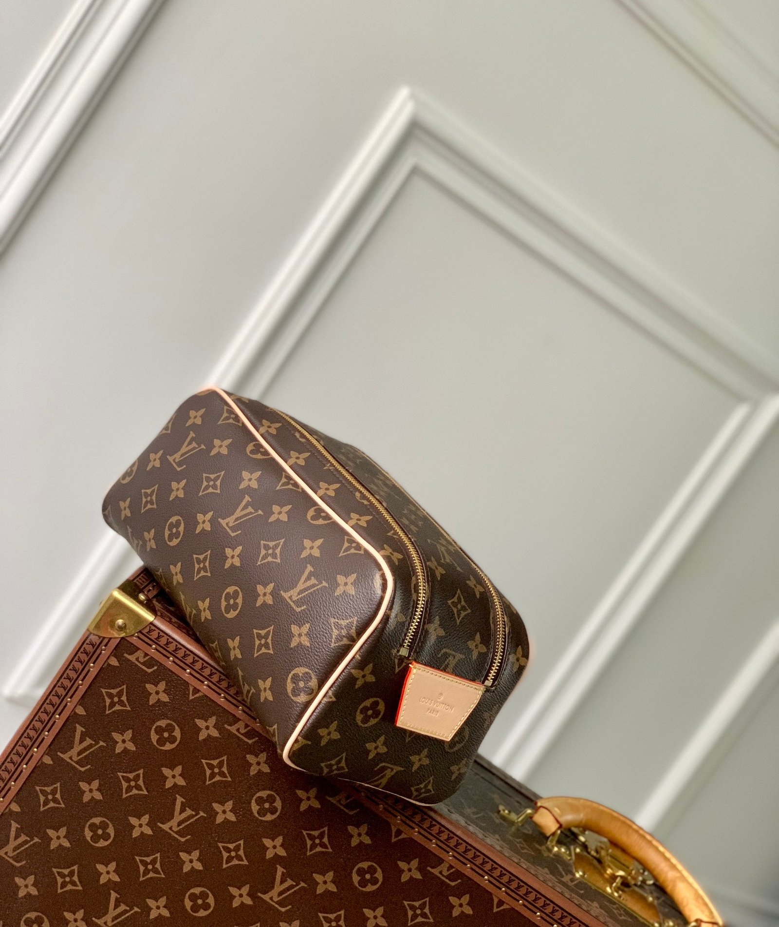 {Style No: HLQMWMDI} DOPP KIT 28 IN BROWN MONOGRAM CANVAS - Image 8