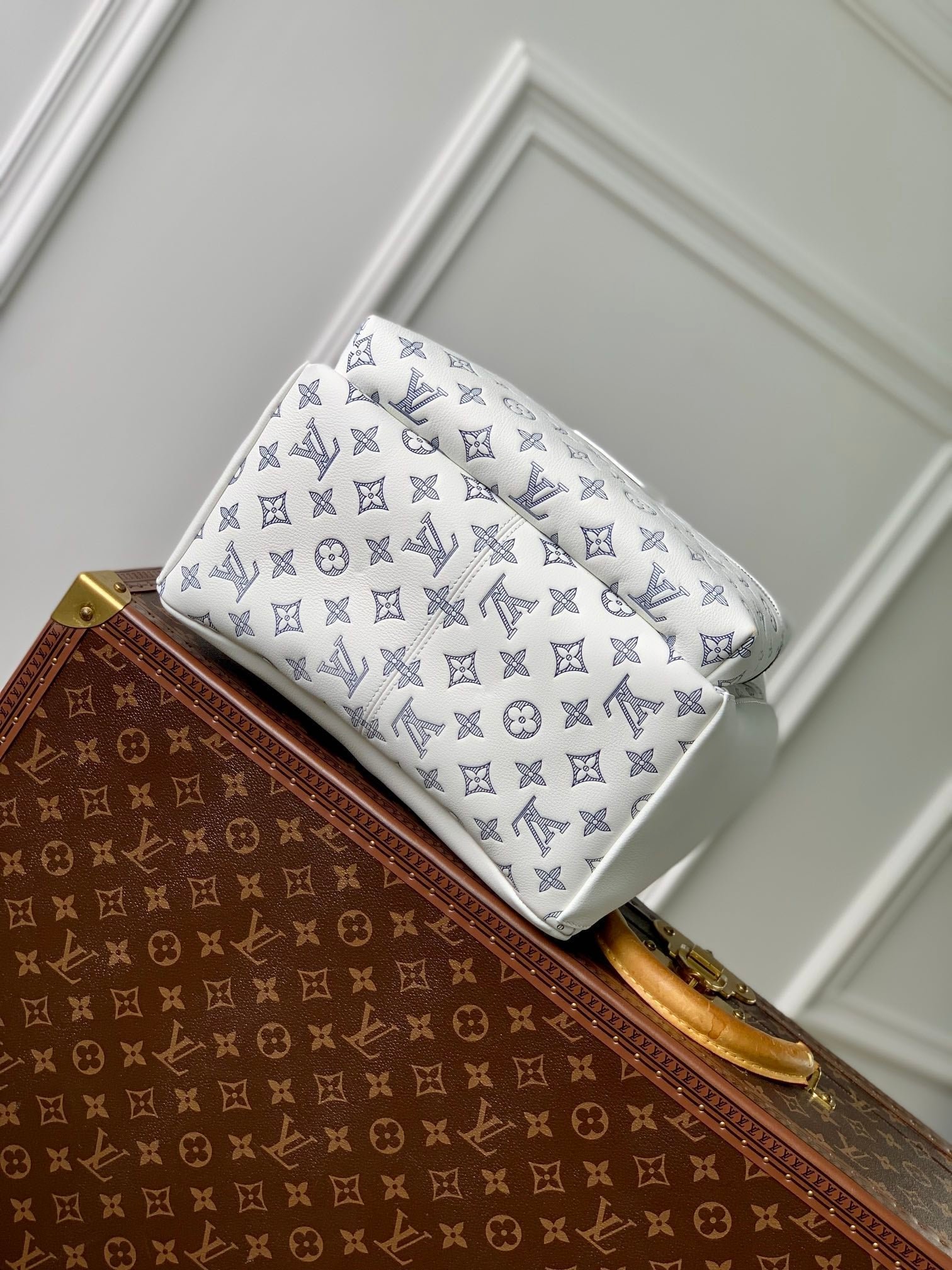 {Style No: ACTPVL3V} DISCOVERY PM BACKPACK 38 IN WHITE MONOGRAM LAMBSKIN - Image 6