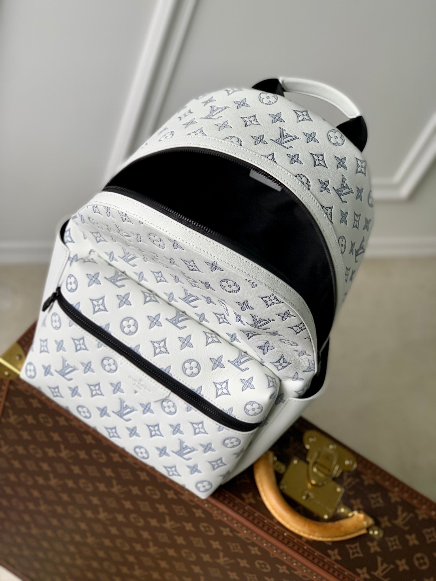 {Style No: ACTPVL3V} DISCOVERY PM BACKPACK 38 IN WHITE MONOGRAM LAMBSKIN - Image 3