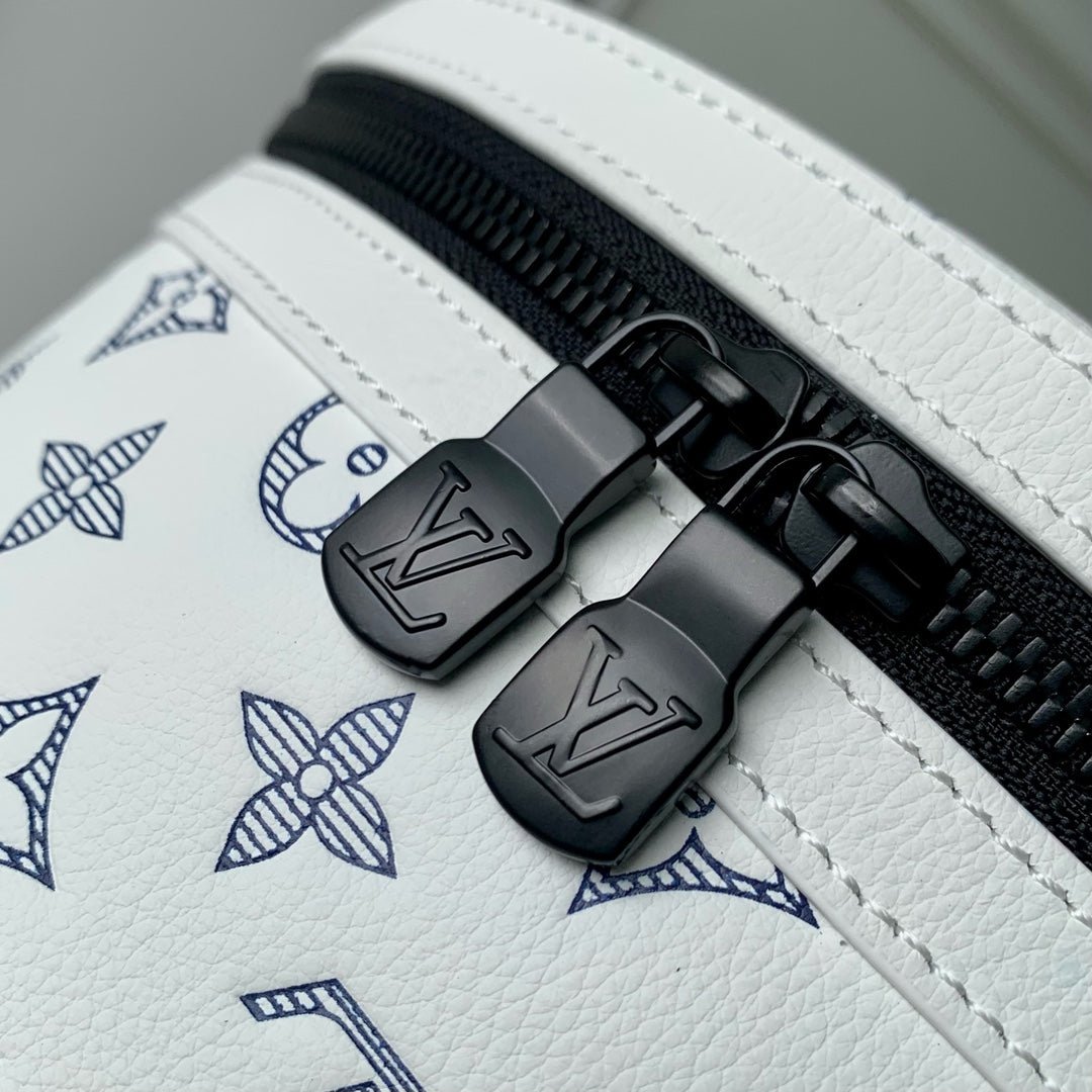 {Style No: ACTPVL3V} DISCOVERY PM BACKPACK 38 IN WHITE MONOGRAM LAMBSKIN - Image 5