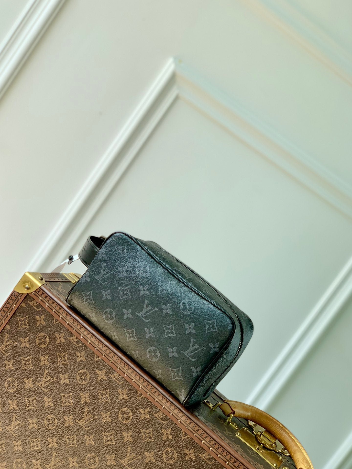 {Style No: 98PPEC9K} LOCKER DOPP KIT 23 IN BLACK MONOGRAM ECLIPSE CANVAS - Image 4