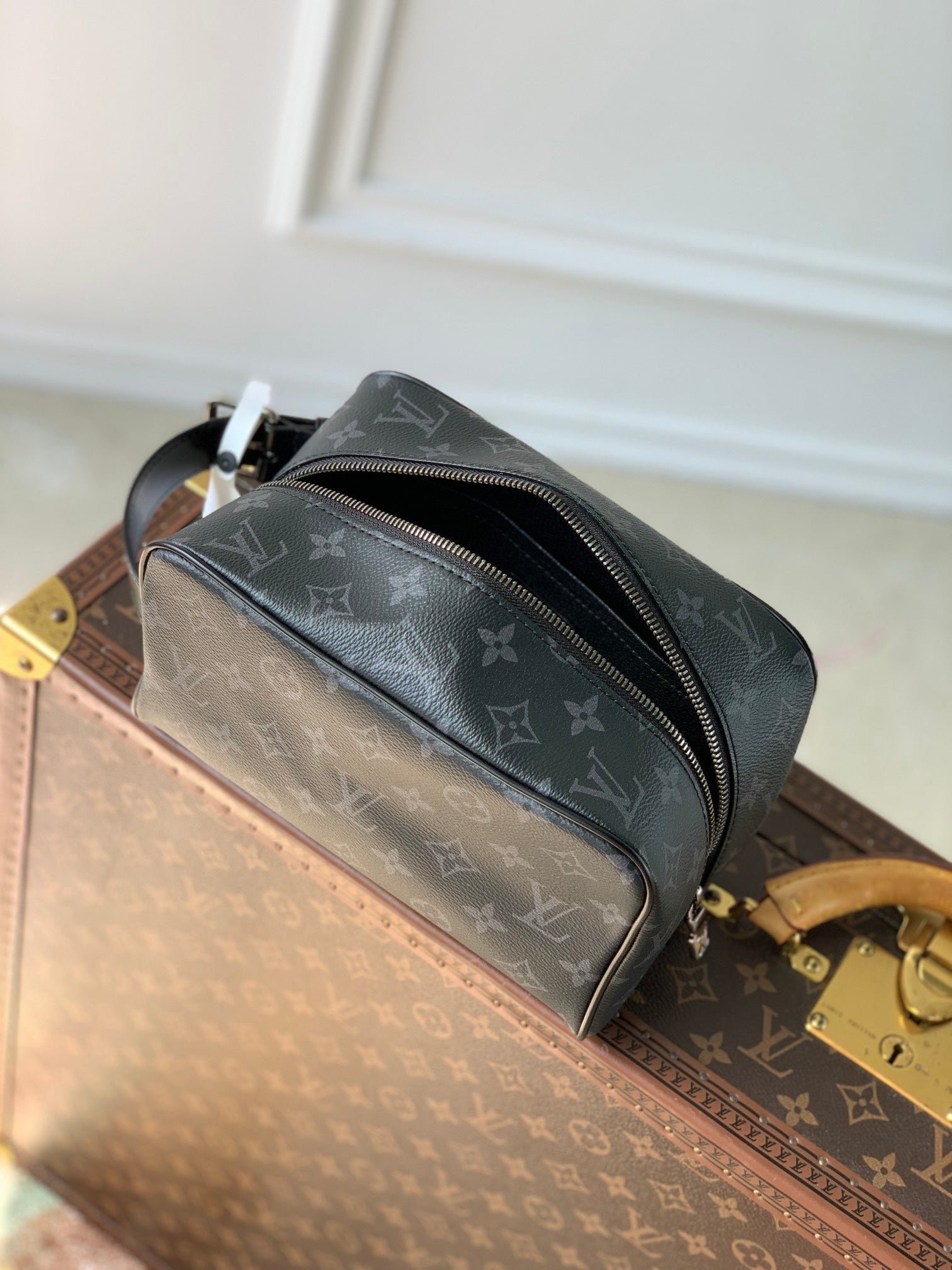 {Style No: 98PPEC9K} LOCKER DOPP KIT 23 IN BLACK MONOGRAM ECLIPSE CANVAS - Image 5