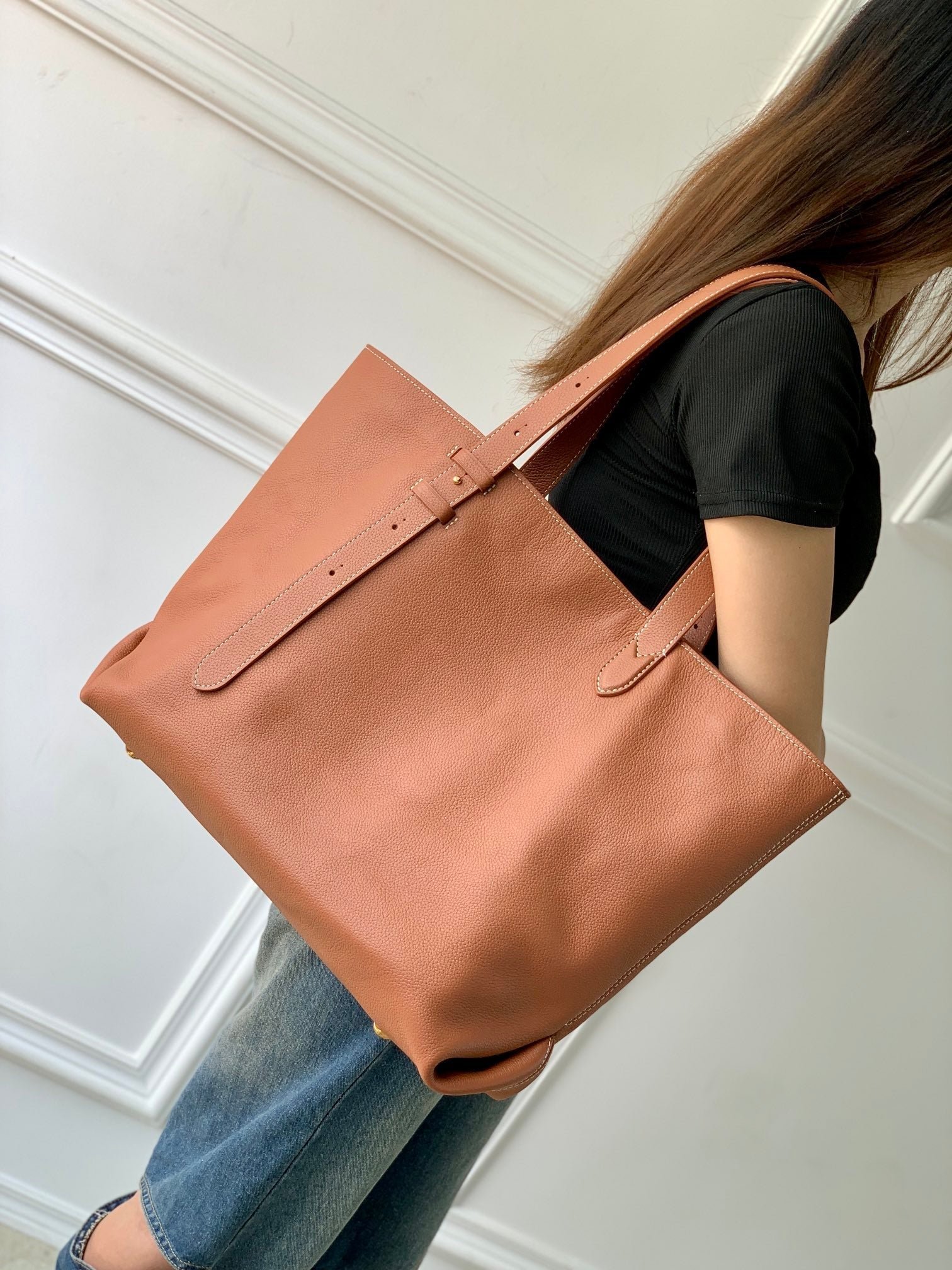 {Style No: 8G1HK8R2} LOW KEY CABAS MM BAG 47 IN TAWNY BROWN GRAINED CALFSKIN - Image 9