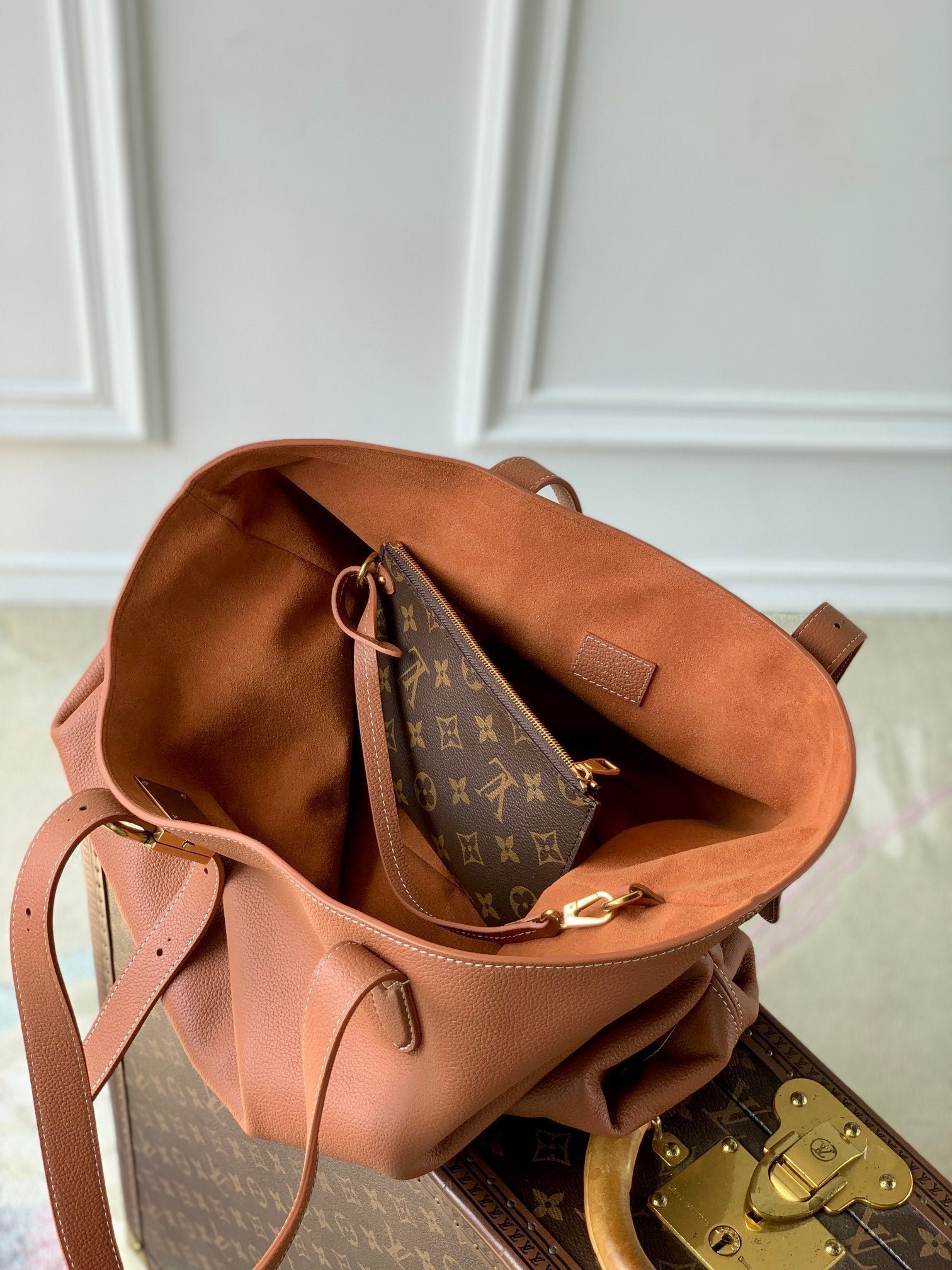 {Style No: 8G1HK8R2} LOW KEY CABAS MM BAG 47 IN TAWNY BROWN GRAINED CALFSKIN - Image 2