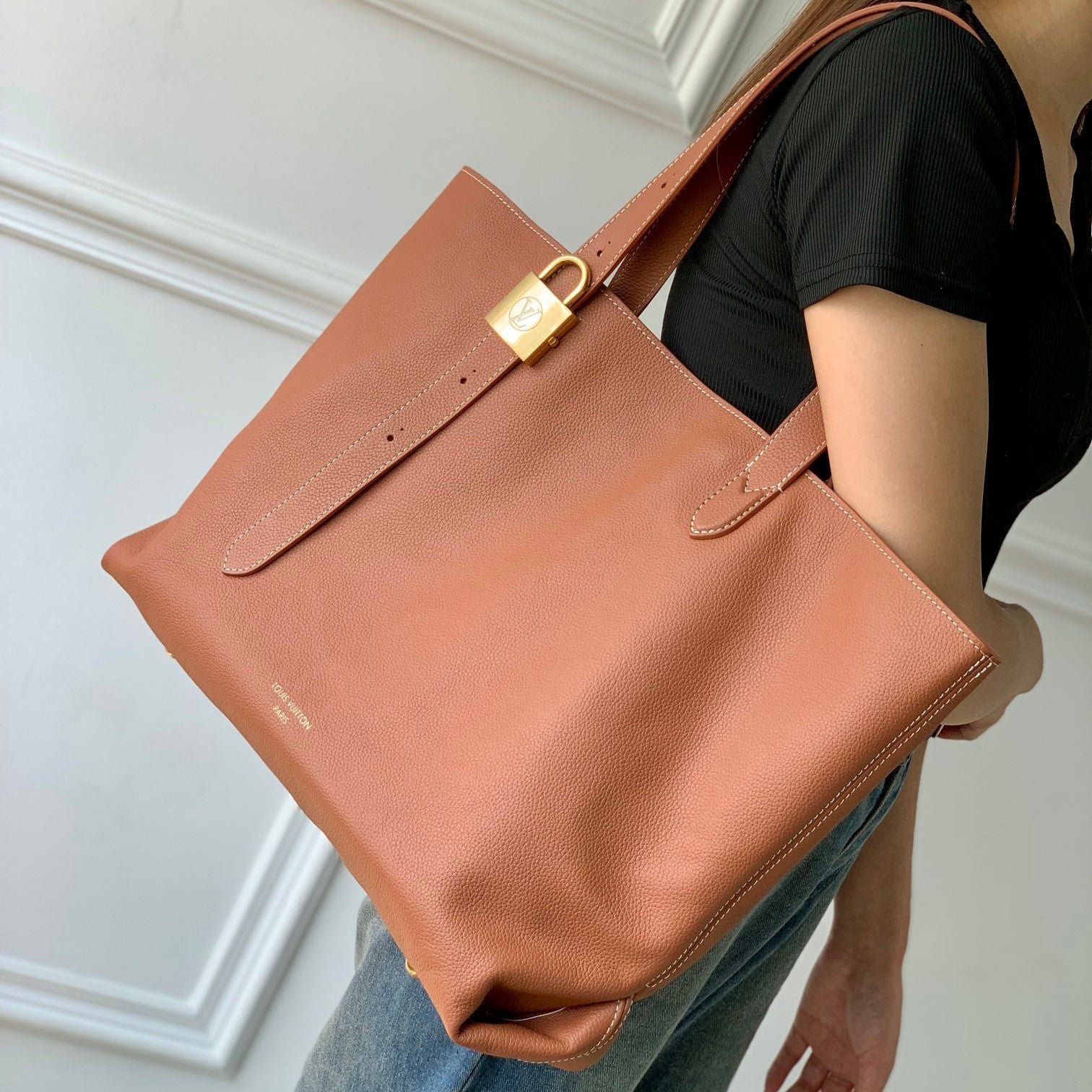 {Style No: 8G1HK8R2} LOW KEY CABAS MM BAG 47 IN TAWNY BROWN GRAINED CALFSKIN