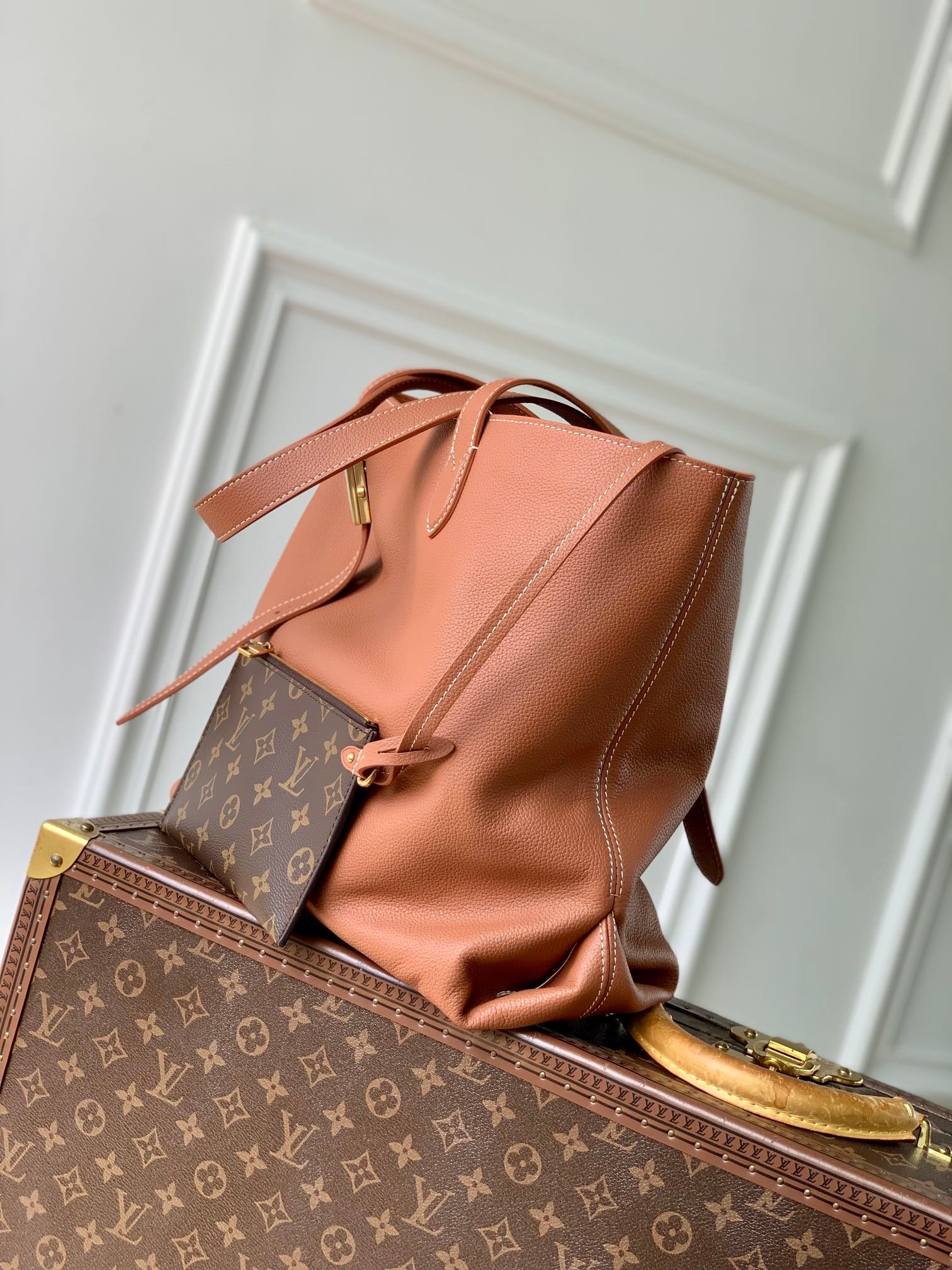 {Style No: 8G1HK8R2} LOW KEY CABAS MM BAG 47 IN TAWNY BROWN GRAINED CALFSKIN - Image 7