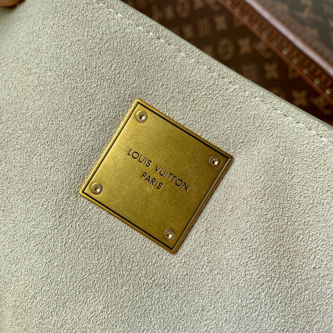 {Style No: 8FJZOF9O} LOW KEY CABAS MM BAG 47 IN BASIL GREEN GRAINED CALFSKIN - Image 3