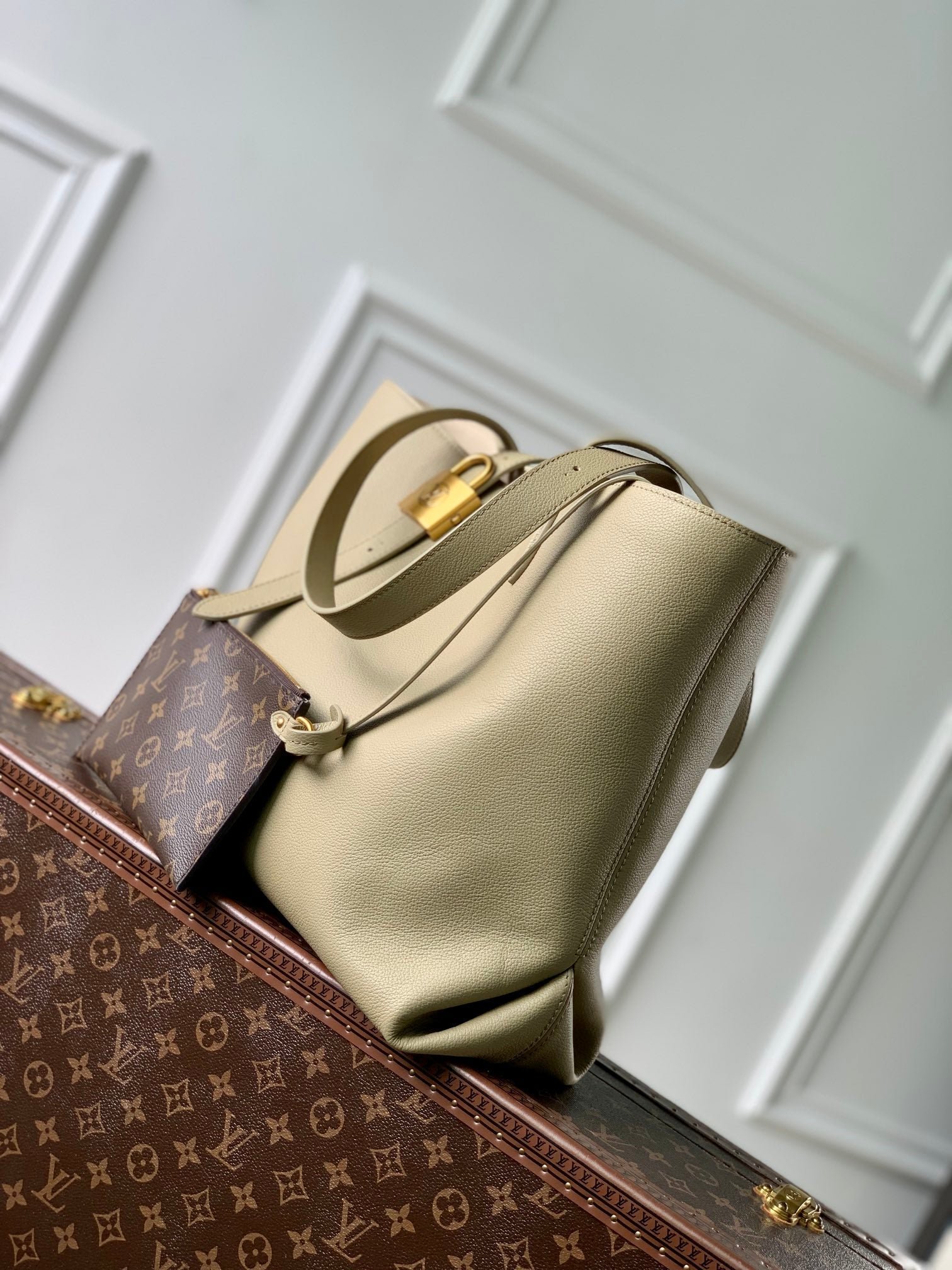 {Style No: 8FJZOF9O} LOW KEY CABAS MM BAG 47 IN BASIL GREEN GRAINED CALFSKIN - Image 7