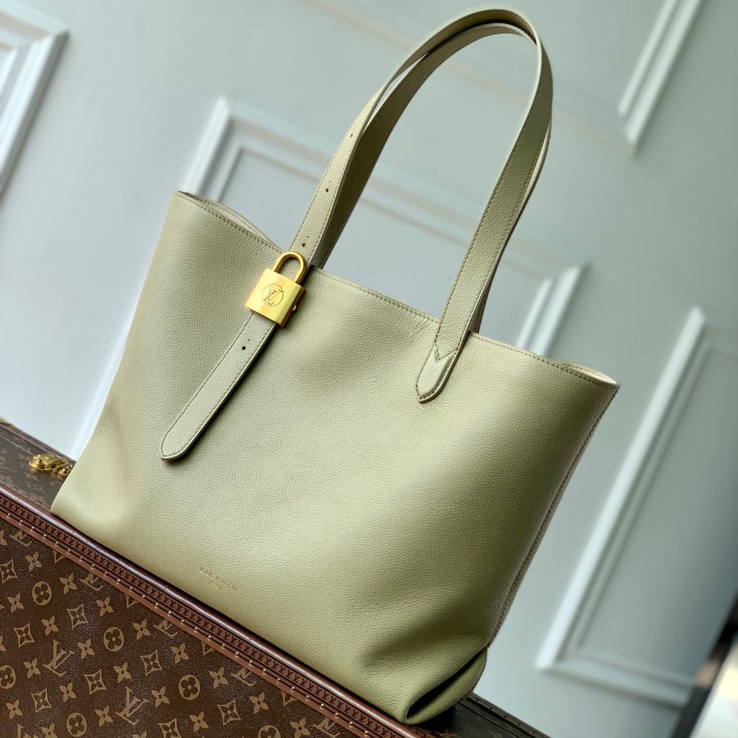 {Style No: 8FJZOF9O} LOW KEY CABAS MM BAG 47 IN BASIL GREEN GRAINED CALFSKIN