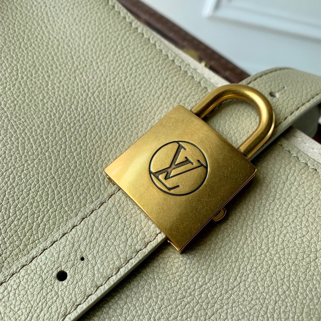 {Style No: 8FJZOF9O} LOW KEY CABAS MM BAG 47 IN BASIL GREEN GRAINED CALFSKIN - Image 4