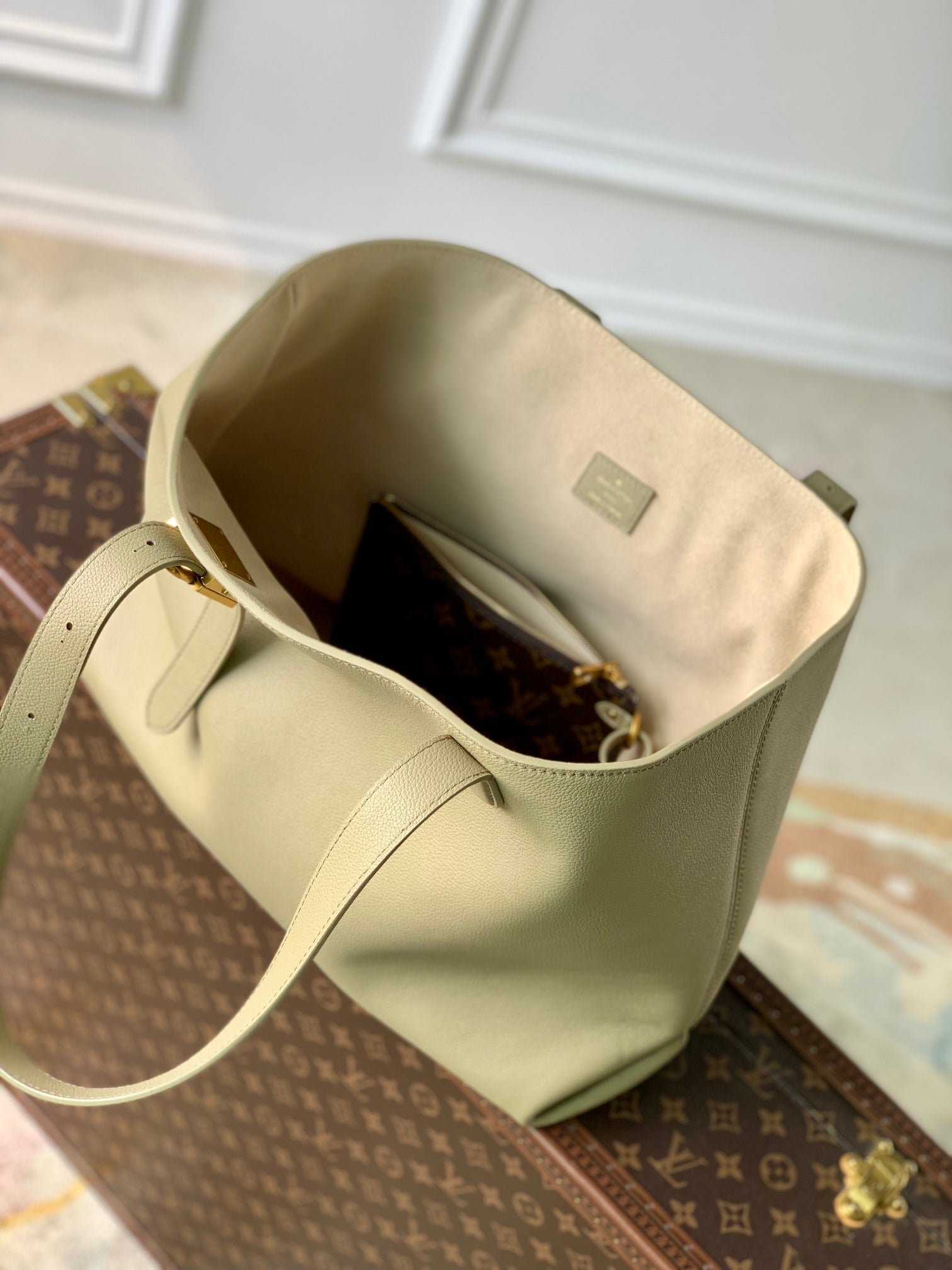 {Style No: 8FJZOF9O} LOW KEY CABAS MM BAG 47 IN BASIL GREEN GRAINED CALFSKIN - Image 5