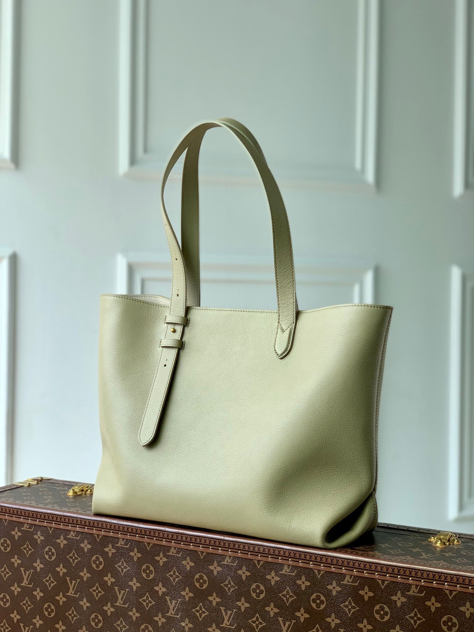 {Style No: 8FJZOF9O} LOW KEY CABAS MM BAG 47 IN BASIL GREEN GRAINED CALFSKIN - Image 6