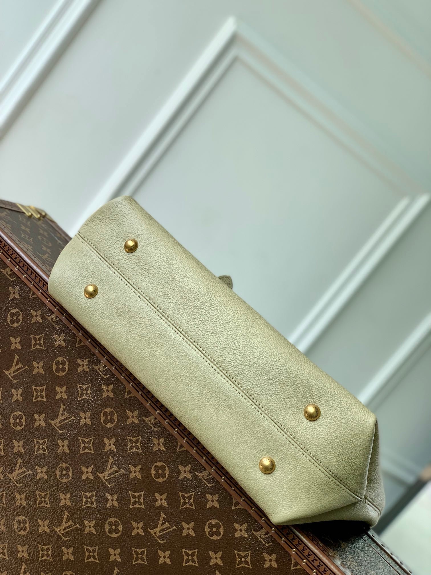 {Style No: 8FJZOF9O} LOW KEY CABAS MM BAG 47 IN BASIL GREEN GRAINED CALFSKIN - Image 8