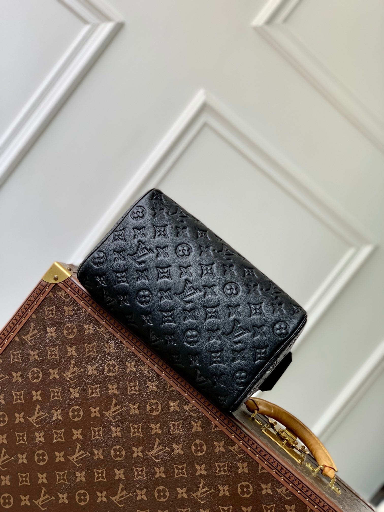 {Style No: VVMTDTSX} DOPP KIT 28 IN BLACK MONOGRAM SHADOW - Image 4