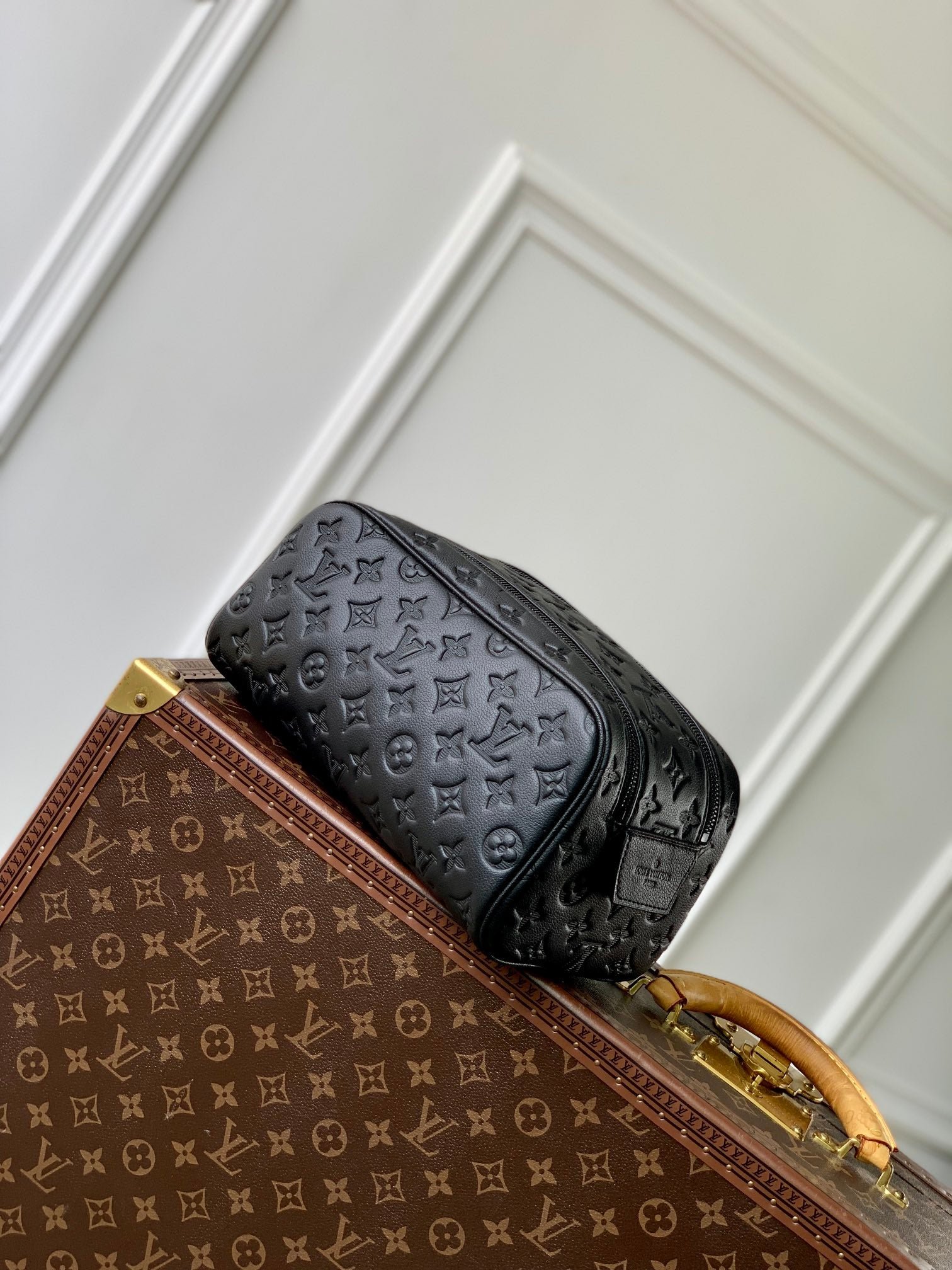 {Style No: VVMTDTSX} DOPP KIT 28 IN BLACK MONOGRAM SHADOW - Image 9
