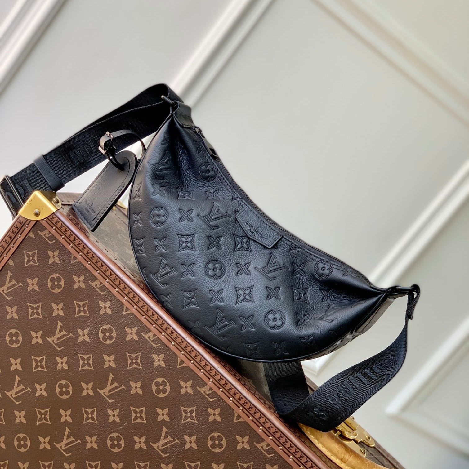 {Style No: Q6TUK15T} HAMAC BAG 28 IN BLACK MONOGRAM SHADOW