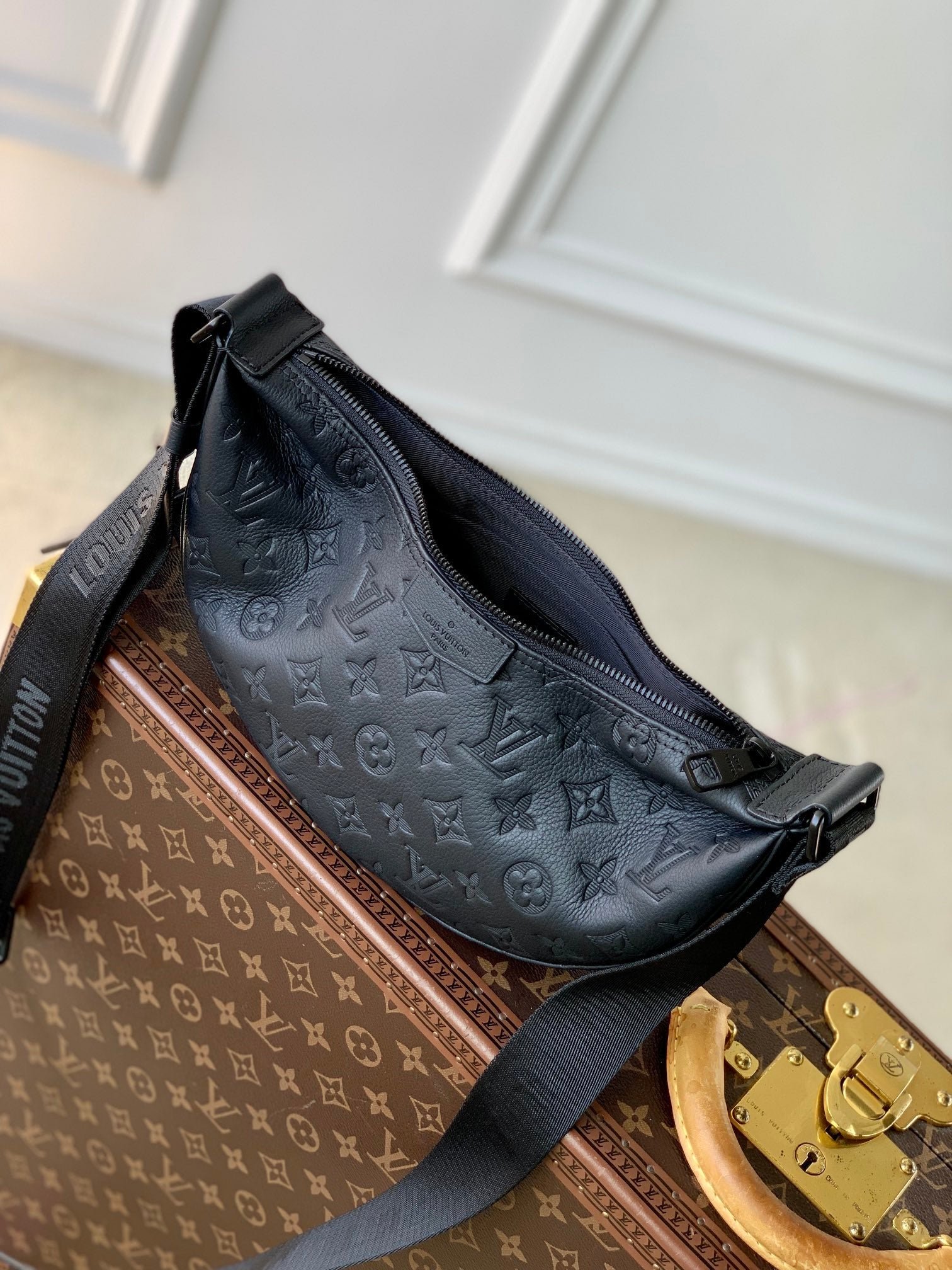 {Style No: Q6TUK15T} HAMAC BAG 28 IN BLACK MONOGRAM SHADOW - Image 5