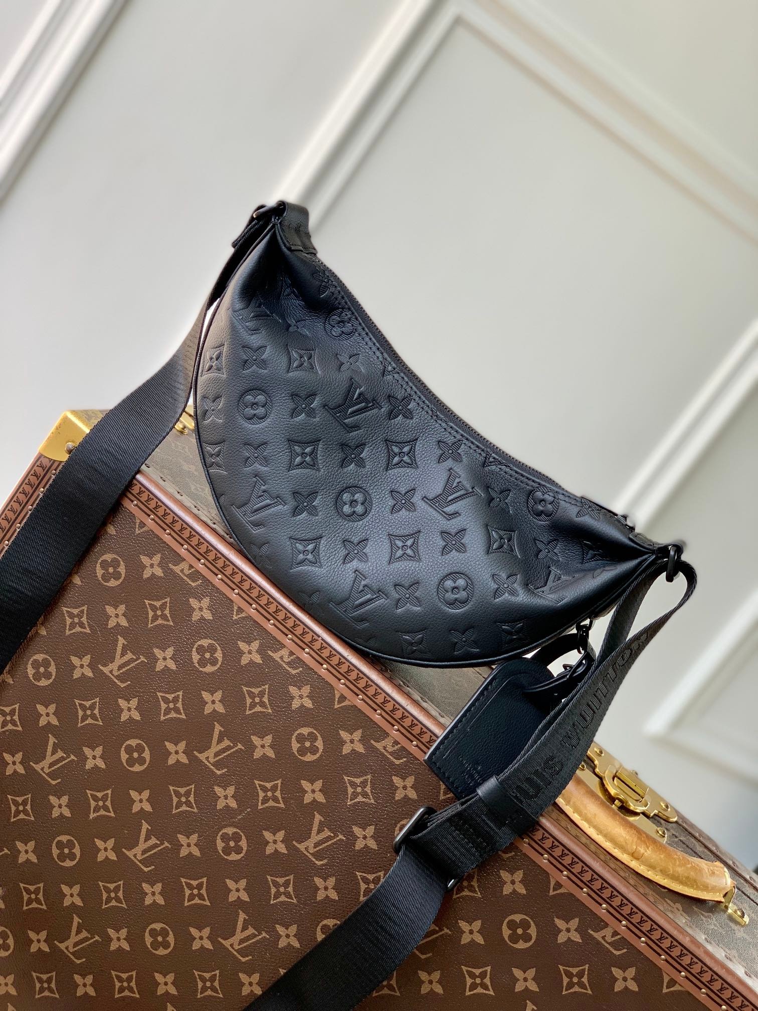 {Style No: Q6TUK15T} HAMAC BAG 28 IN BLACK MONOGRAM SHADOW - Image 6