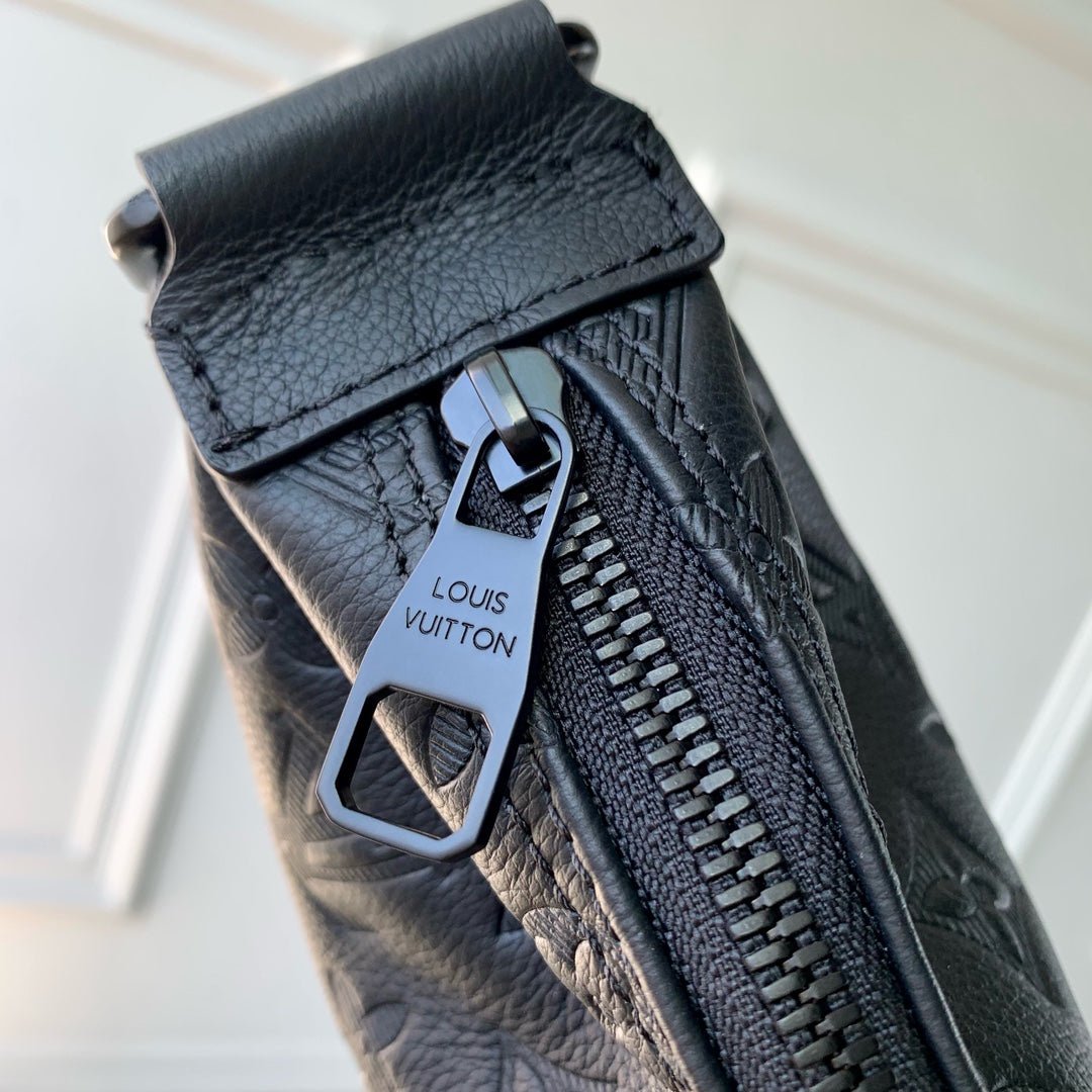 {Style No: Q6TUK15T} HAMAC BAG 28 IN BLACK MONOGRAM SHADOW - Image 8