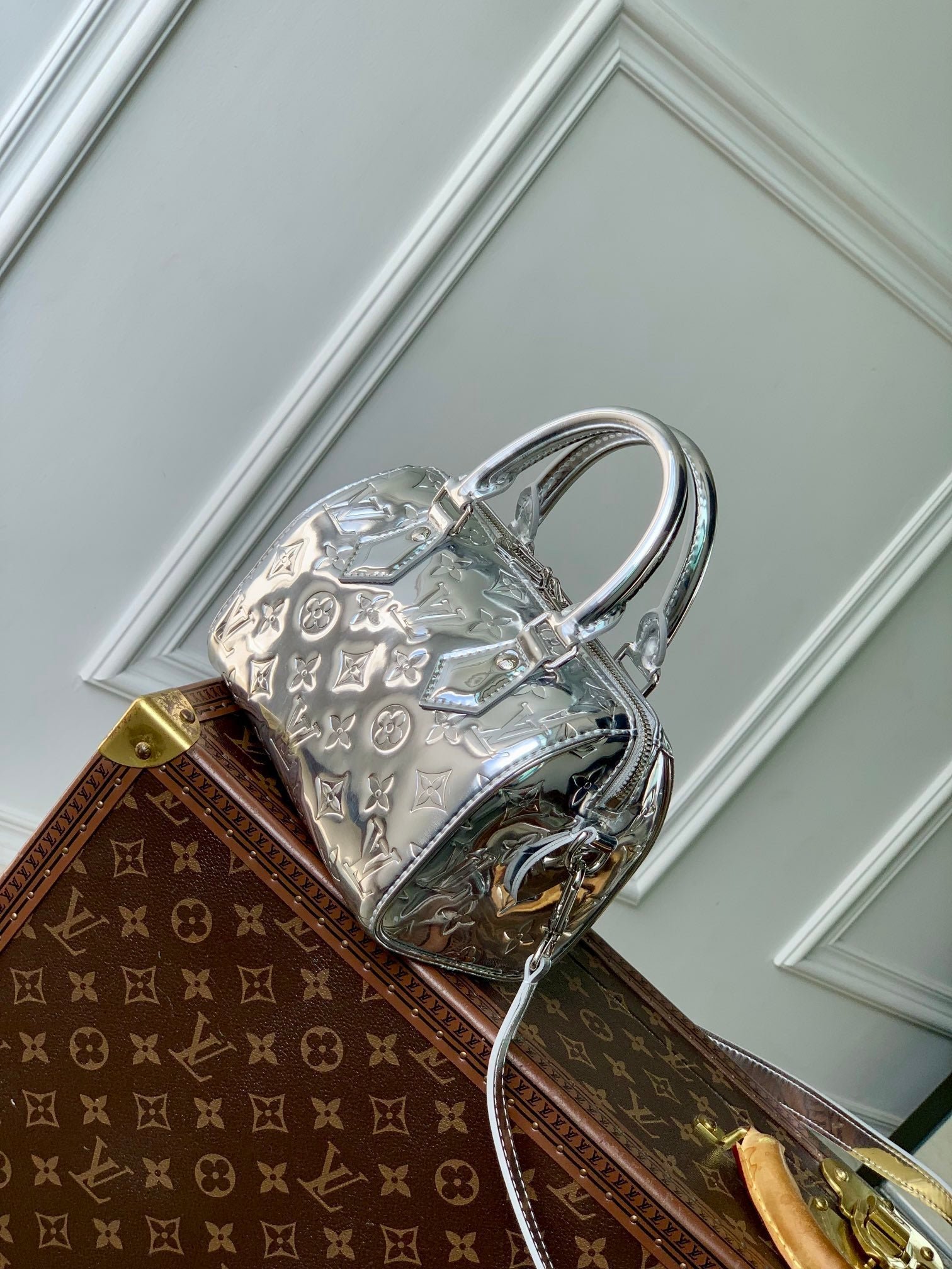 {Style No: 2X5Q4PSZ} SPEEDY BANDOULIÈRE 20 IN SILVER MONOGRAM EMBOSSED CALFSKIN - Image 3