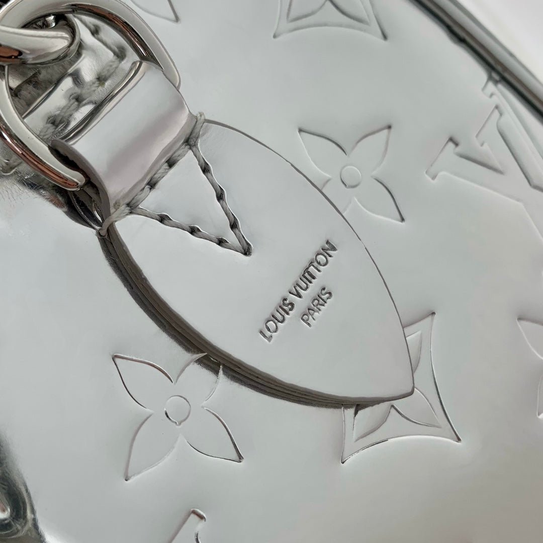 {Style No: 2X5Q4PSZ} SPEEDY BANDOULIÈRE 20 IN SILVER MONOGRAM EMBOSSED CALFSKIN - Image 4