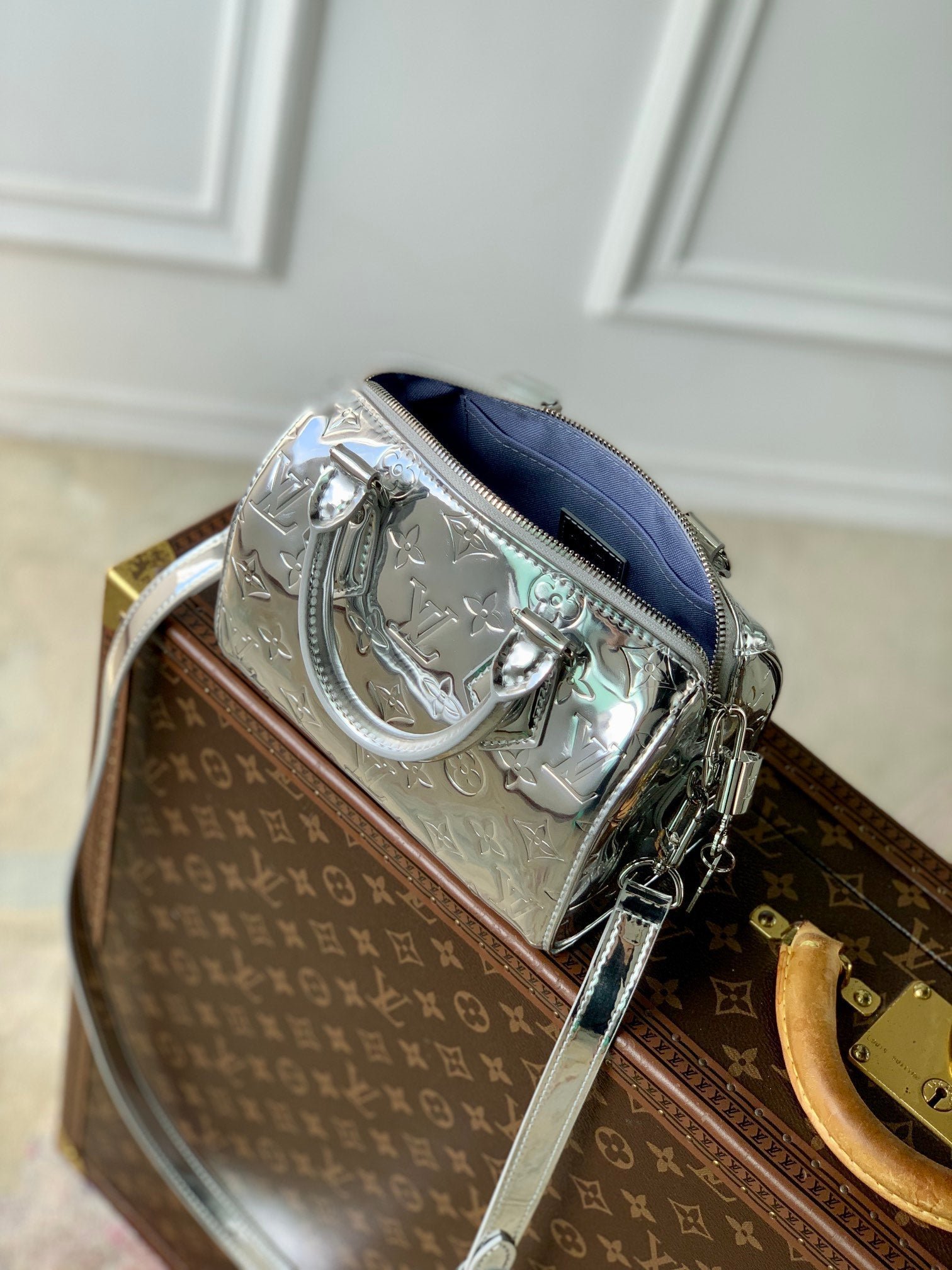 {Style No: 2X5Q4PSZ} SPEEDY BANDOULIÈRE 20 IN SILVER MONOGRAM EMBOSSED CALFSKIN - Image 9