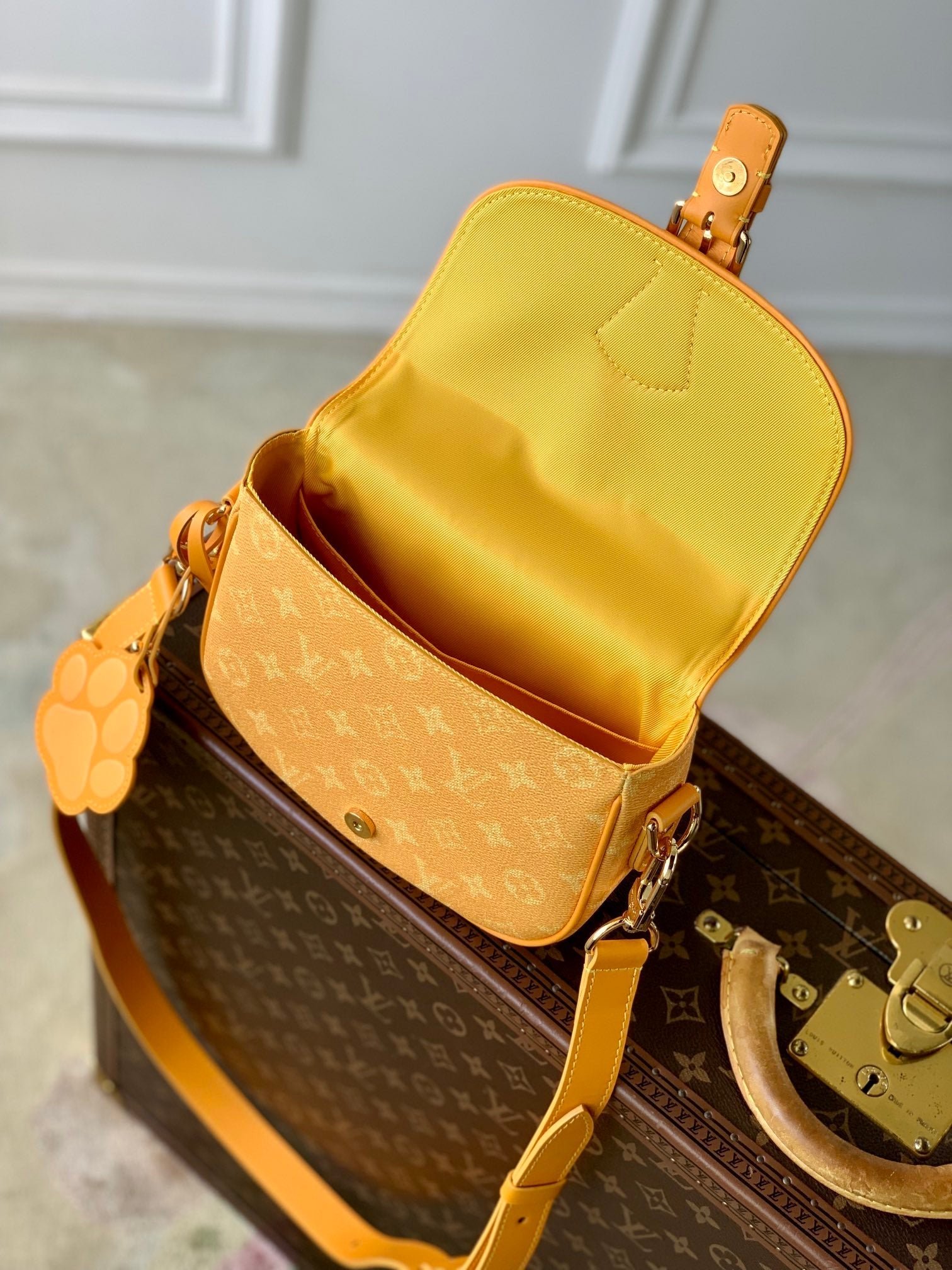 {Style No: EDKQKU7U} MONTSOURIS MESSENGER PM 20 IN PEPPER ORANGE MONOGRAM HERITAGE CANVAS - Image 5