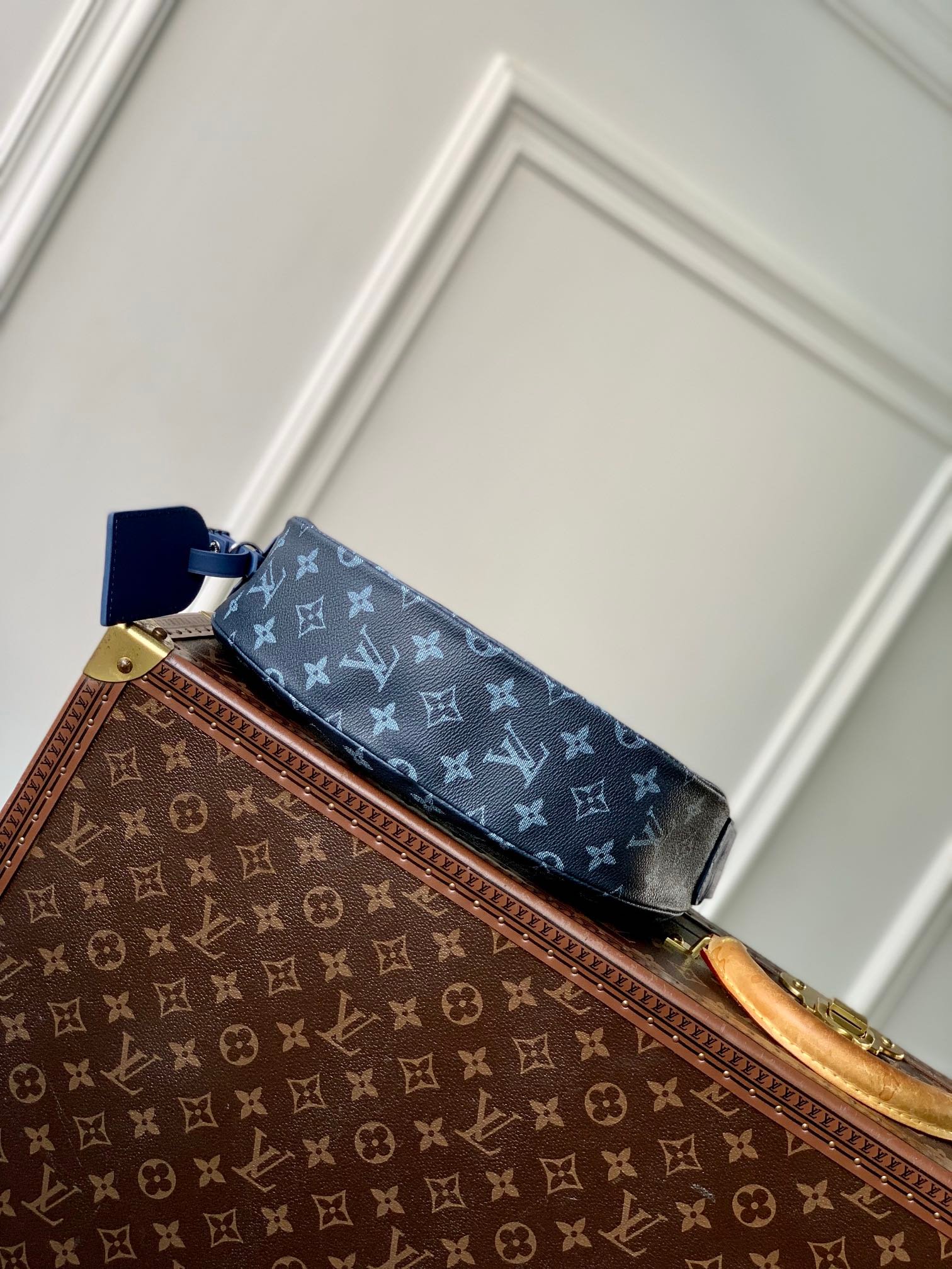 {Style No: KV8VDKBA} HAMAC BAG 28 IN BLUE MONOGRAM GRADIENT CANVAS - Image 5