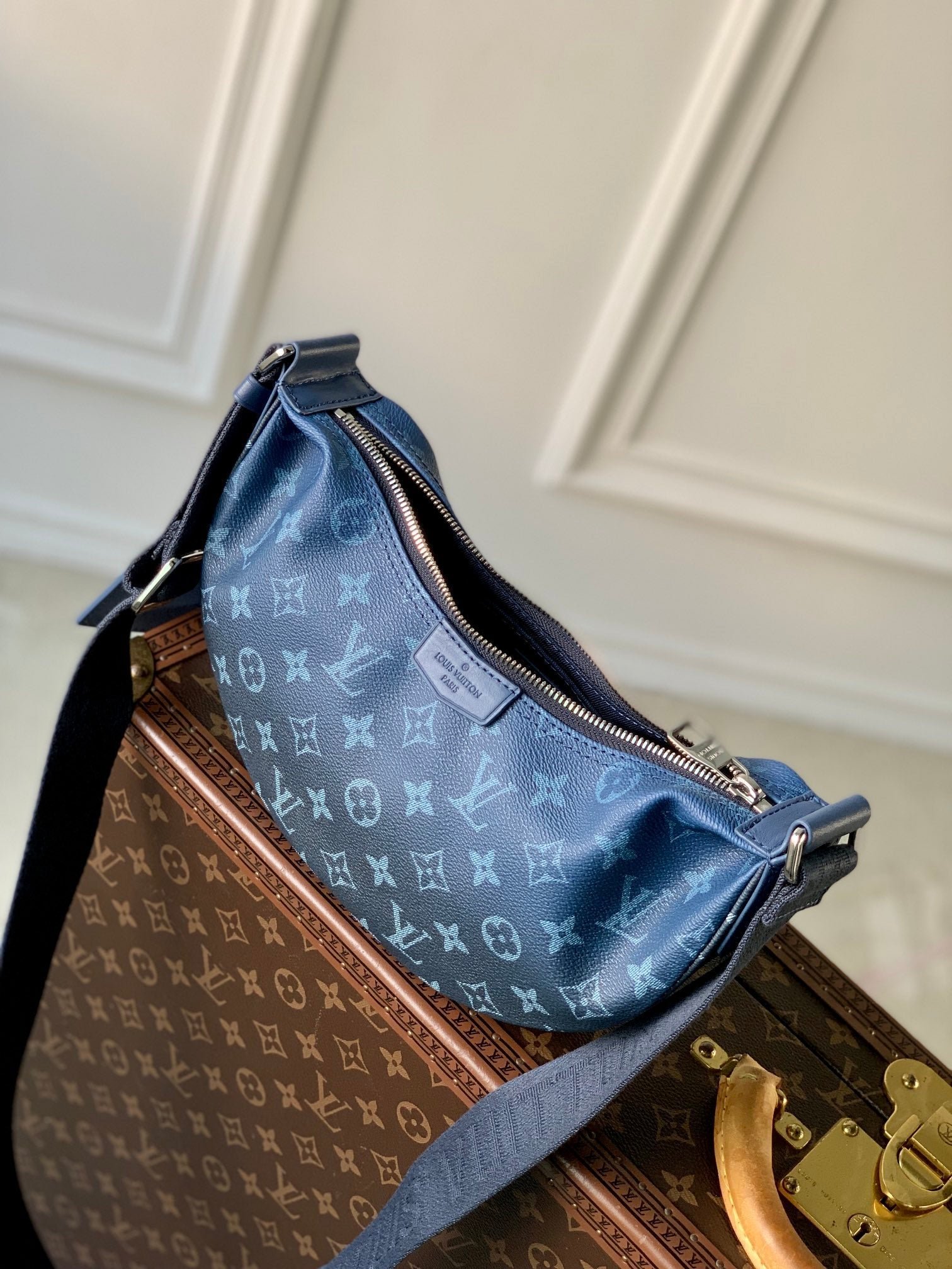 {Style No: KV8VDKBA} HAMAC BAG 28 IN BLUE MONOGRAM GRADIENT CANVAS - Image 8