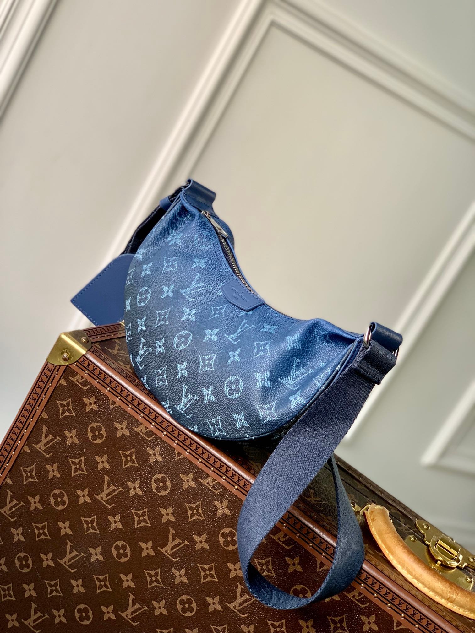 {Style No: KV8VDKBA} HAMAC BAG 28 IN BLUE MONOGRAM GRADIENT CANVAS - Image 9