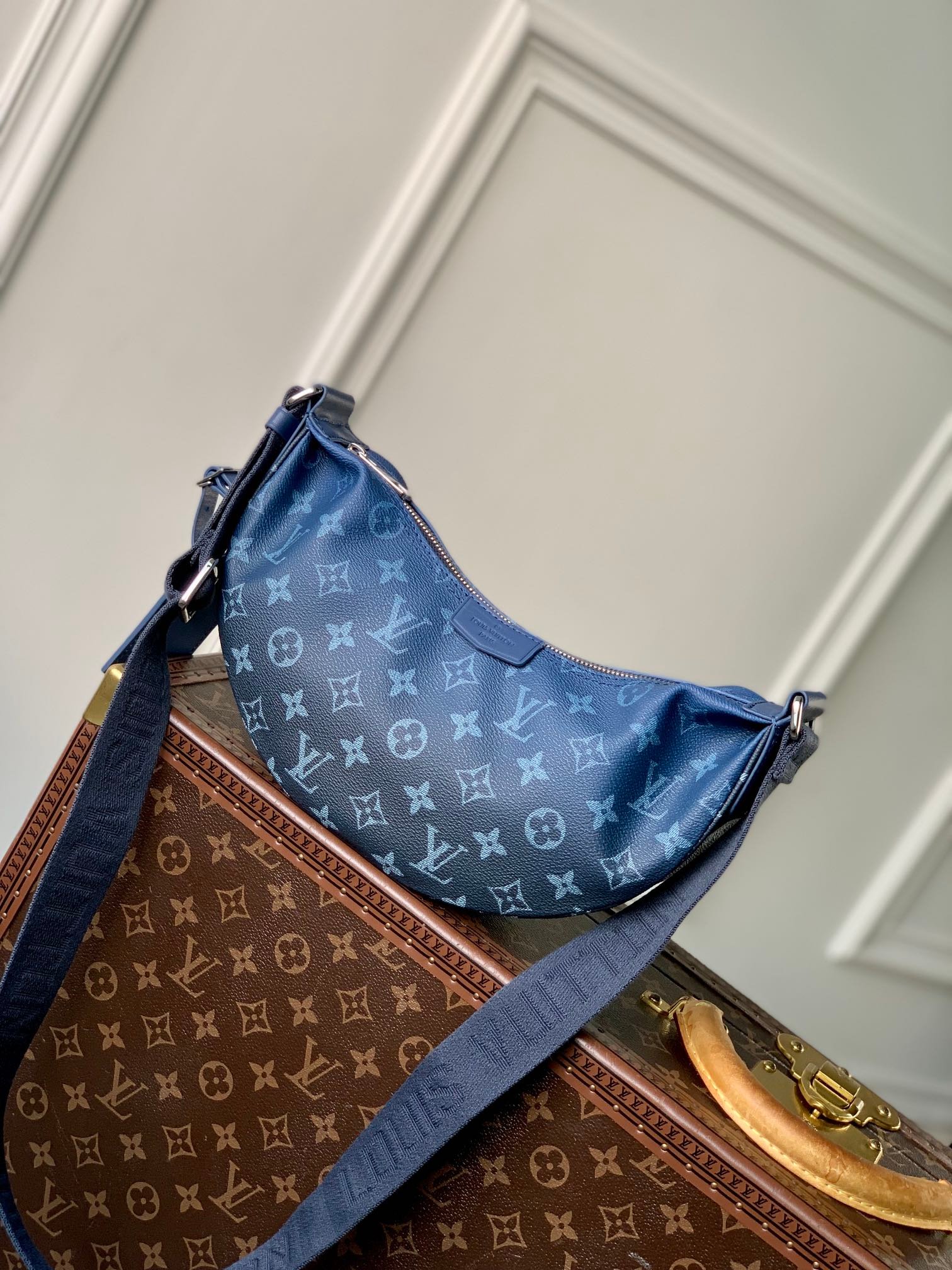 {Style No: KV8VDKBA} HAMAC BAG 28 IN BLUE MONOGRAM GRADIENT CANVAS - Image 3