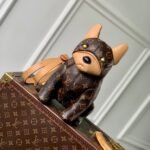 {Style No: NRACNYD3} POOCH BAG 28 IN BROWN MONOGRAM CANVAS